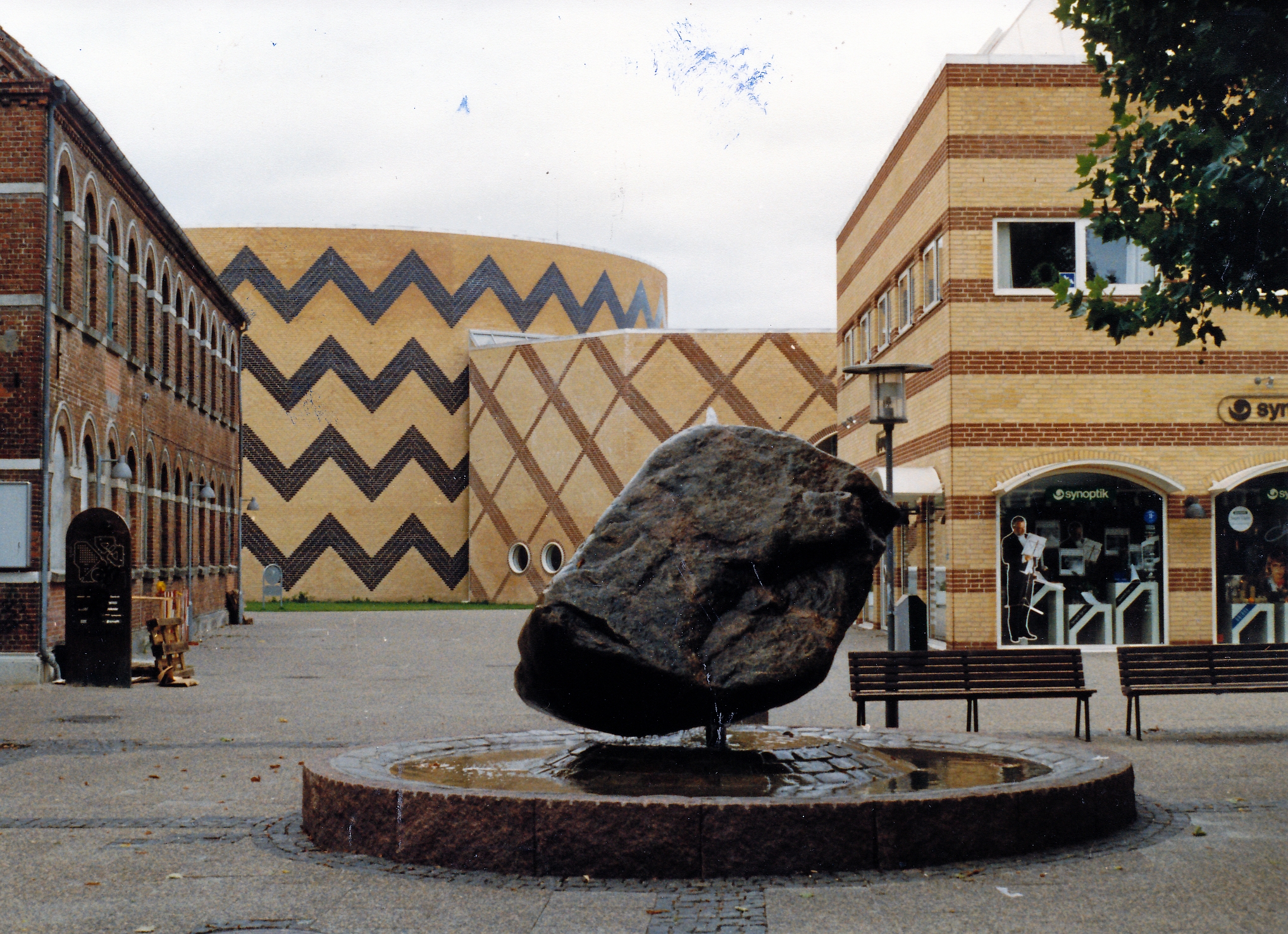 Trommen, Hafniahus og den bevarede bygning fra Hørsholm Klædefabrik i 1989. Murværket på de tre bygninger spejler hinanden. - Hørsholmarkivet Trommen, Hafniahus og den bevarede bygning fra Hørsholm Klædefabrik i 1989. Murværket på de tre bygninger spejler hinanden.
