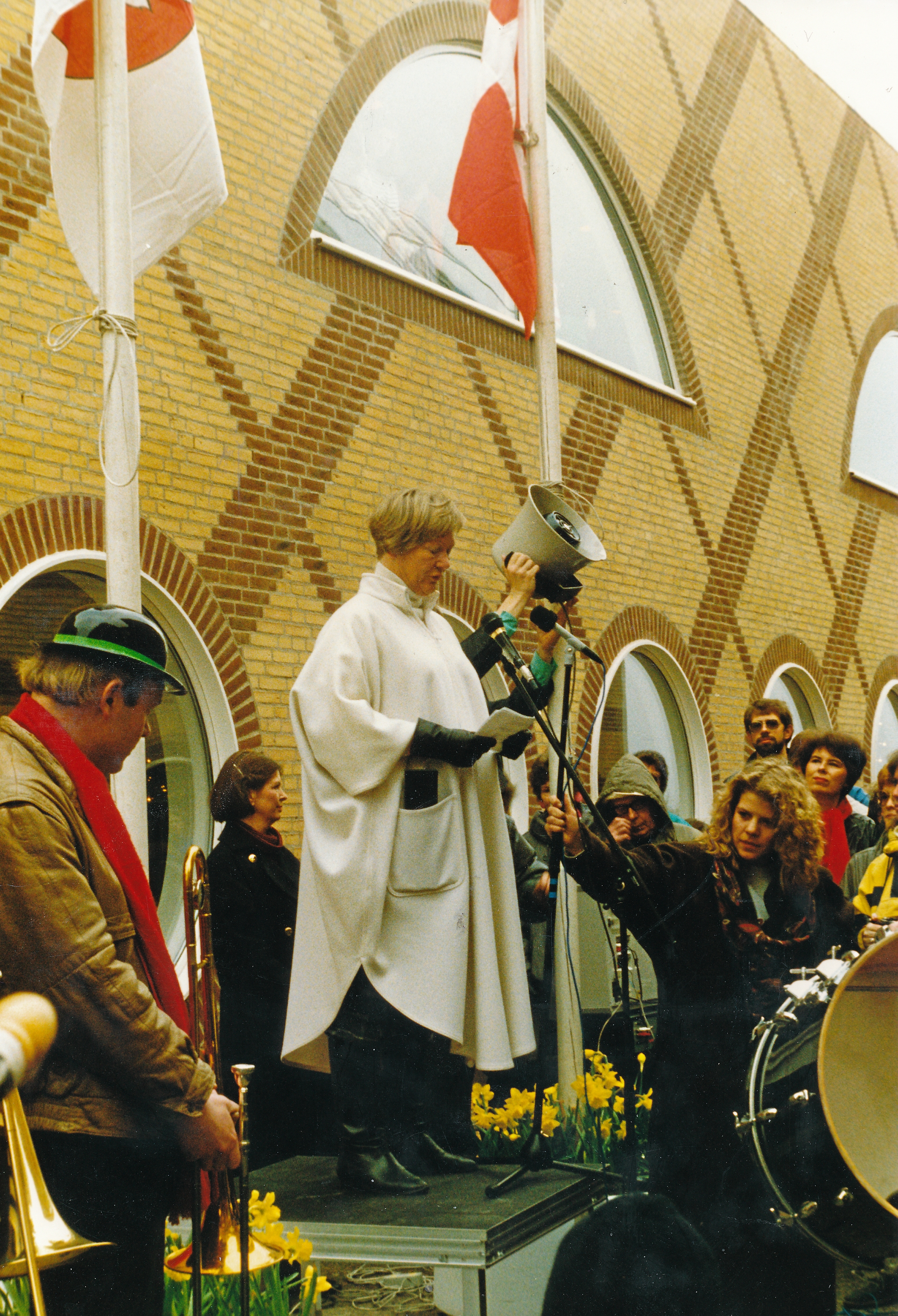 Borgmester Hanne Falkensteen taler foran Trommen til Hørsholms 250-års byjubilæum. Kulturhuset blev færdiggjort, så det var klart til jubilæet i 1989. - Hørsholmarkivet Borgmester Hanne Falkensteen taler foran Trommen til Hørsholms 250-års byjubilæum. Kulturhuset blev færdiggjort, så det var klart til jubilæet i 1989.