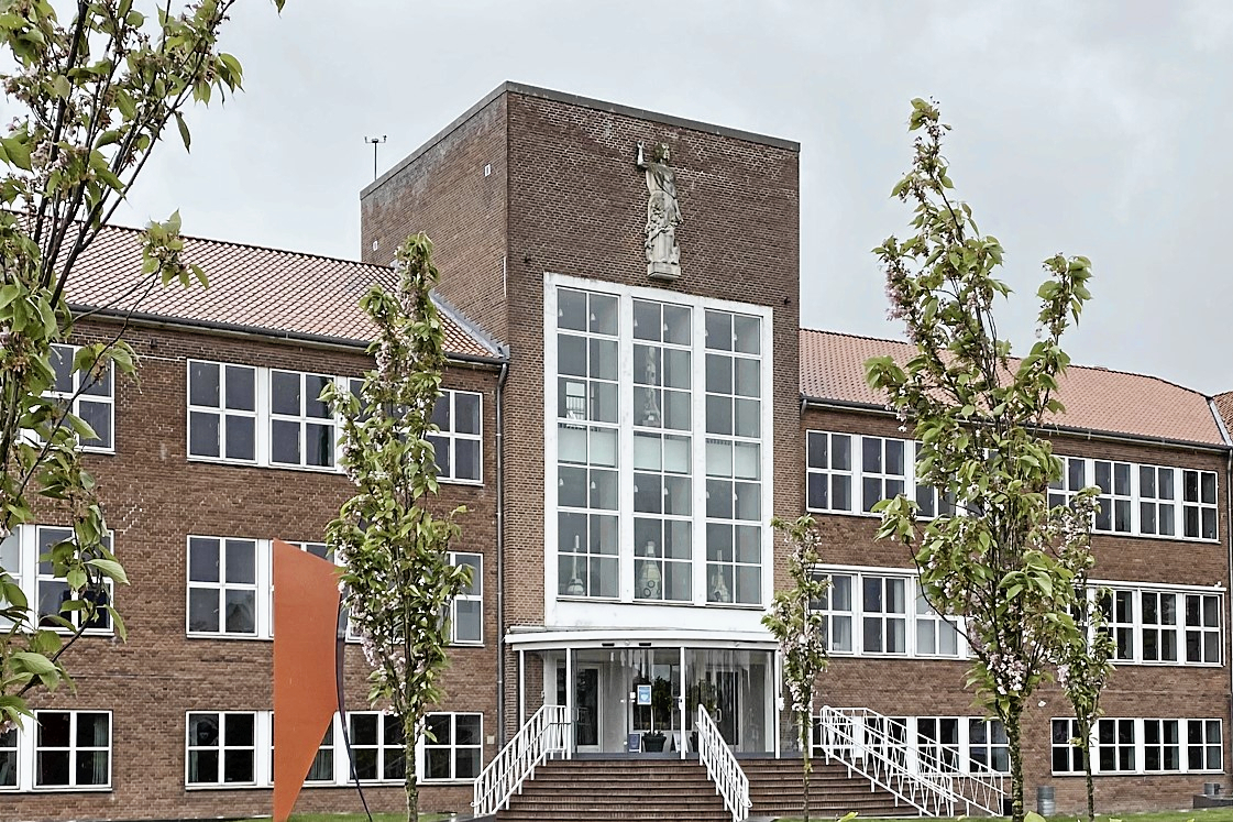 Næstved Gymnasium lægger lokaler til et møde mellem elever og politikere.