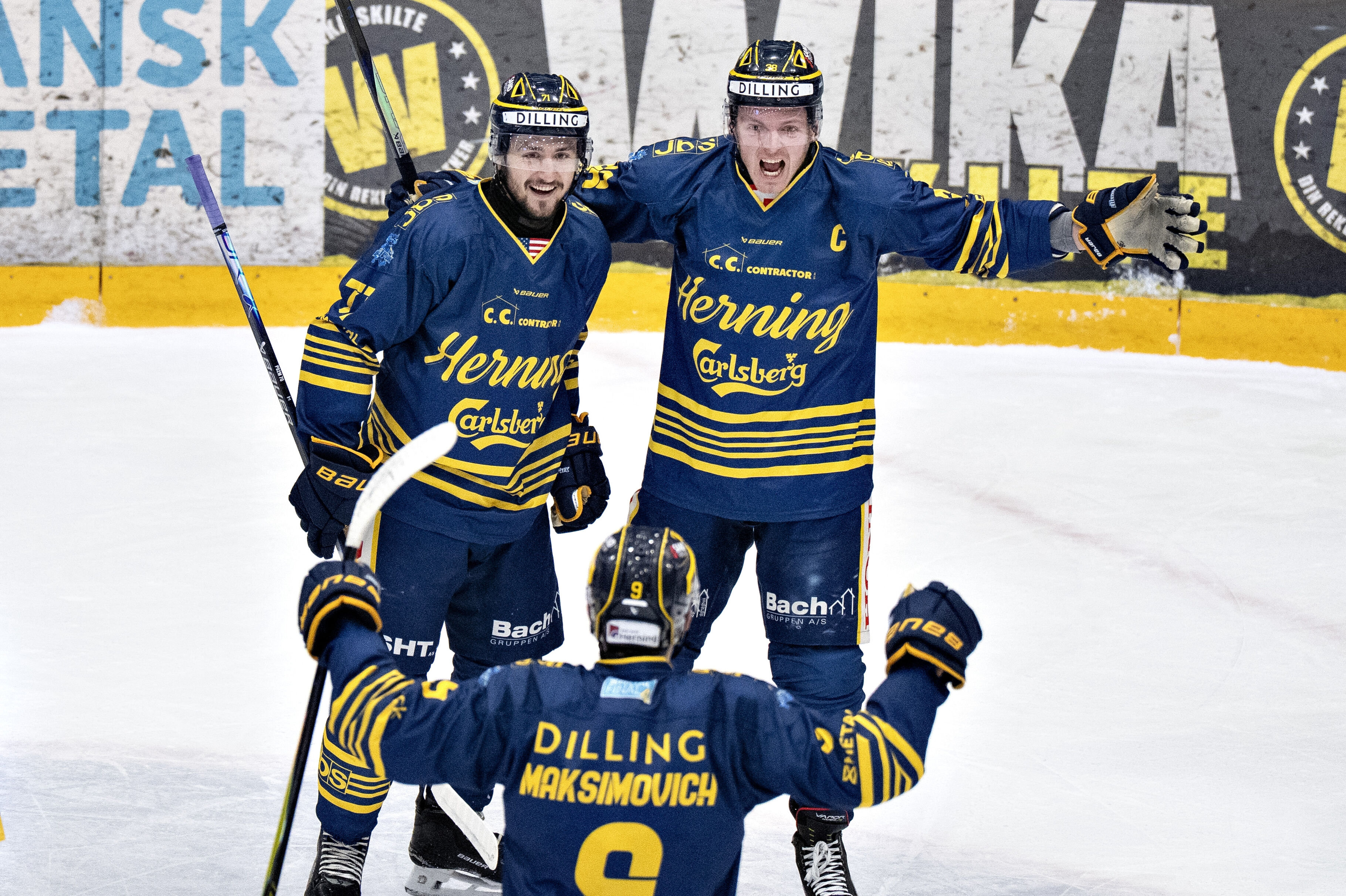 Nick Pastujov (til venstre) har haft stor succes i Herning i denne sæson. Her fejrer han en scoring i pokalfinalen mod Herlev med kaptajn Morten Poulsen. (Arkivfoto).
