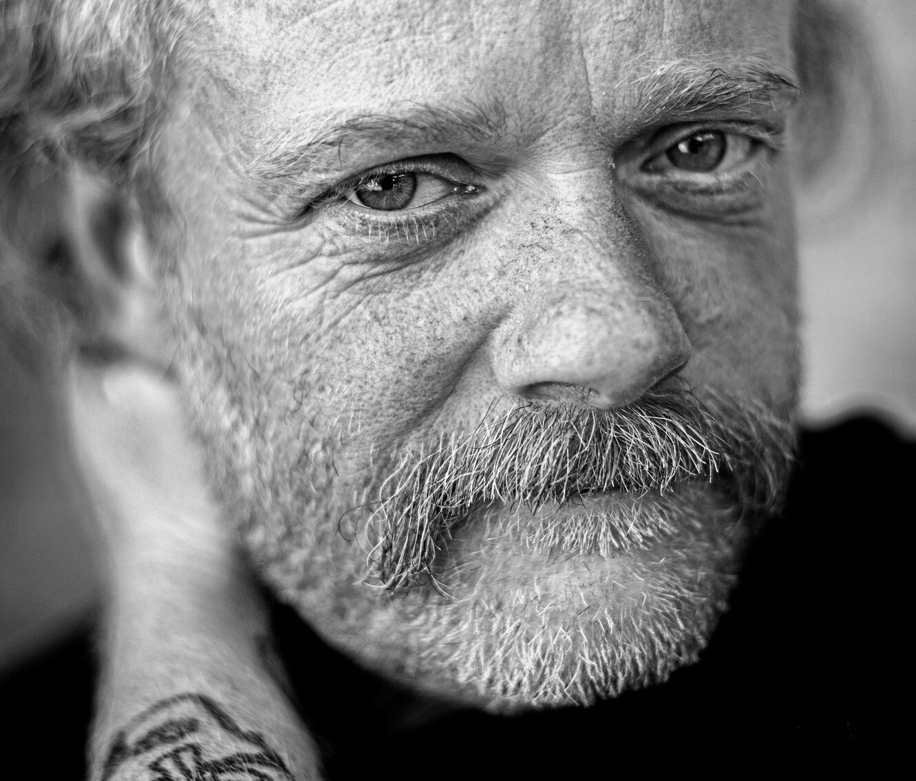 Slagger Lund, der bærer navnet Flemming Lund, har med sin debutroman 'En 80 meter bjørn' omsat egne oplevelser fra flere indlæggelser på et psykiatrisk hospital i Aarhus til litteratur.