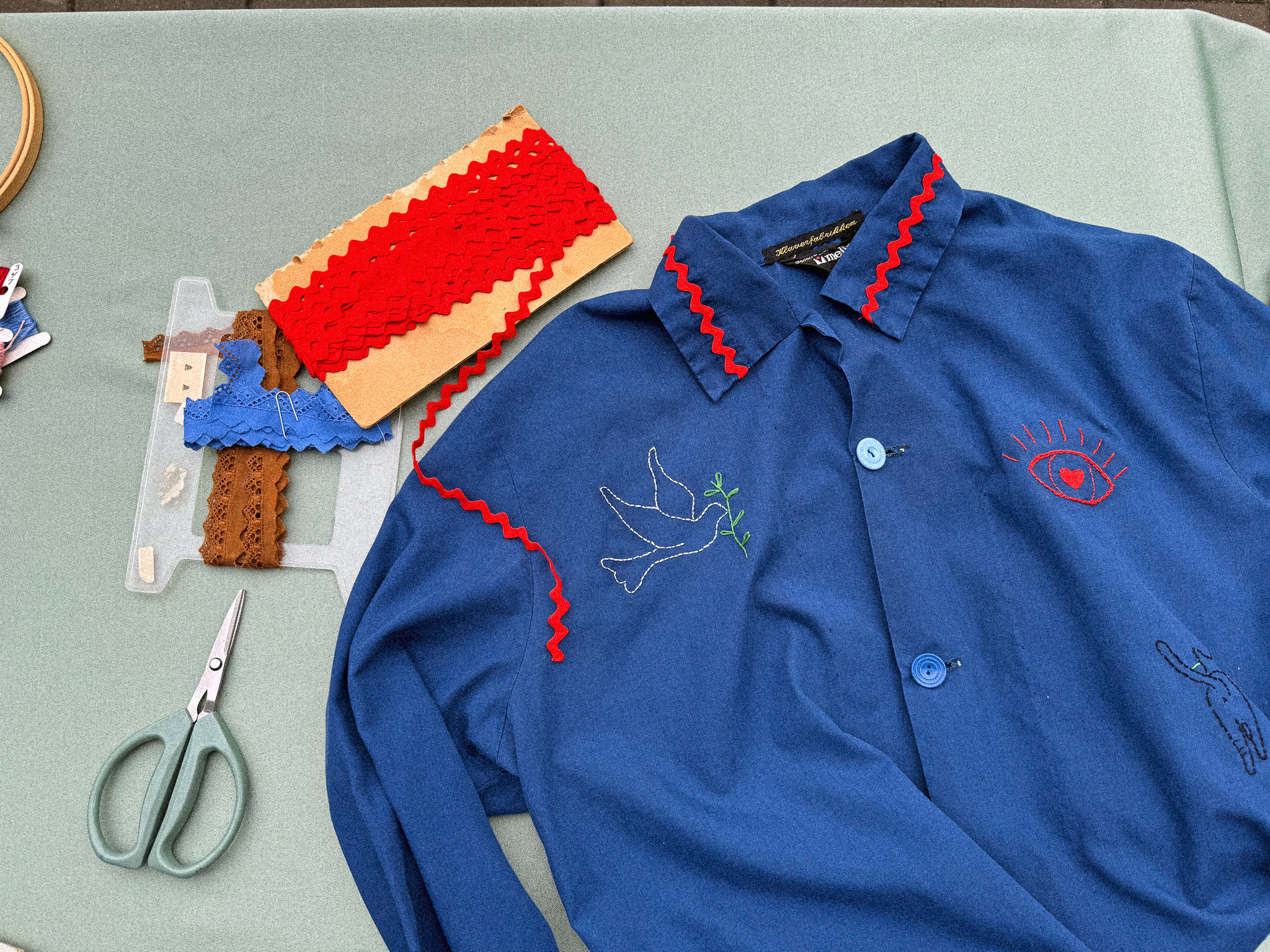Deltagere arbejder med applikation, broderi og tilretninger på Klaverfabrikkens Systue under RE:SHIRT.