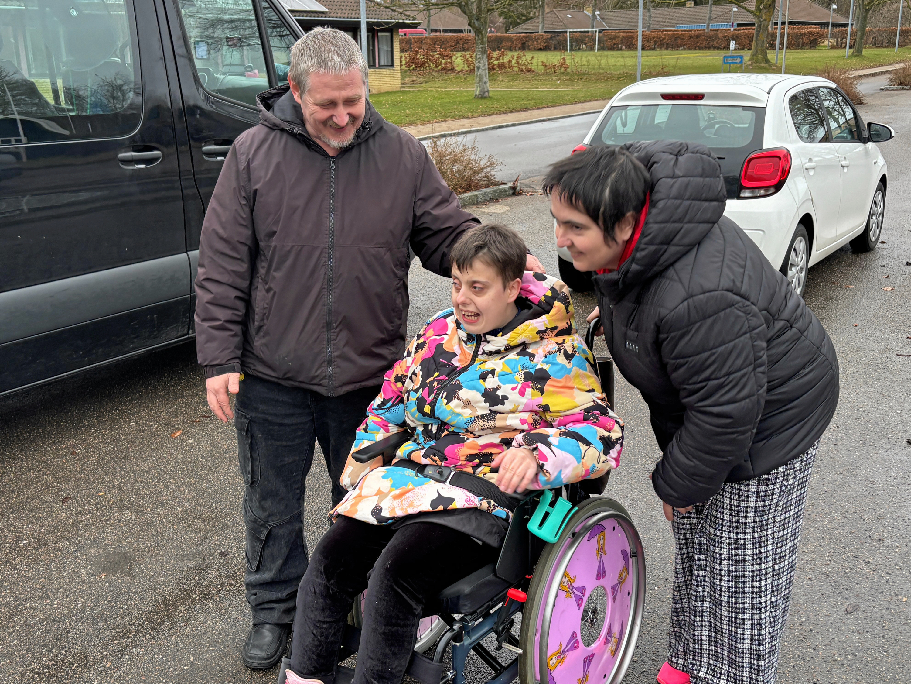 Poul og Ursula Dawidow sammen med deres datter, den 23-årige Julia Dawidow, uden for Synscenter Refsnæs i Kalundborg. I flere år har ægteparret kæmpet for at skaffe deres multihandicappede datter dansk statsborgerskab. Fredag vandt de en vigtig sejr i denne kamp, da Retten i Holbæk gav dem medhold i, at deres datter var blevet udsat for diskrimination af Udlændinge- og Integrationsministeriet.