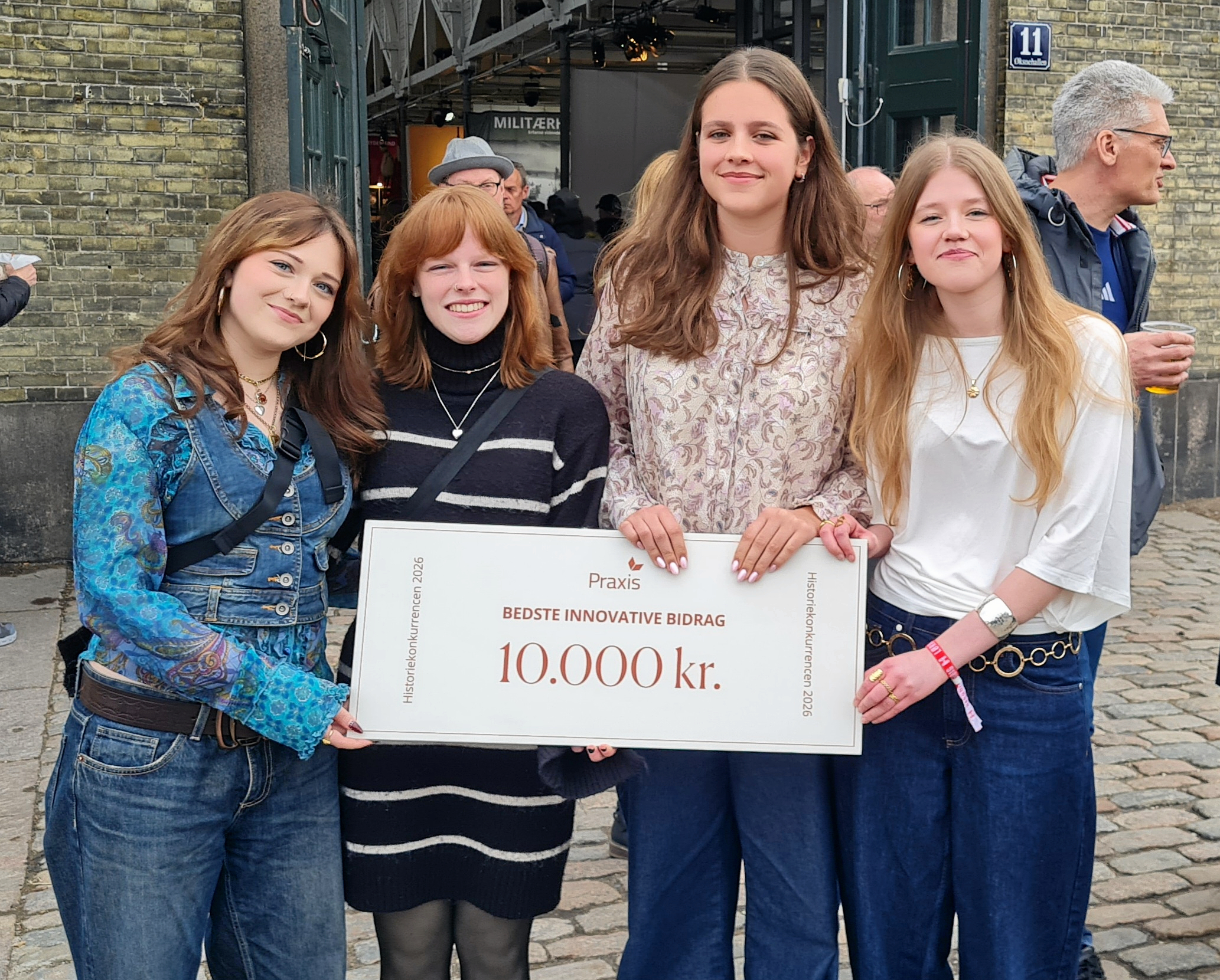 Her ses vinderne. Fra venstre er det Astrid, Maja, Olivia og Cecilia fra Stenhus Gymnasium, der modtog innovationspris ved Historiske Dage.