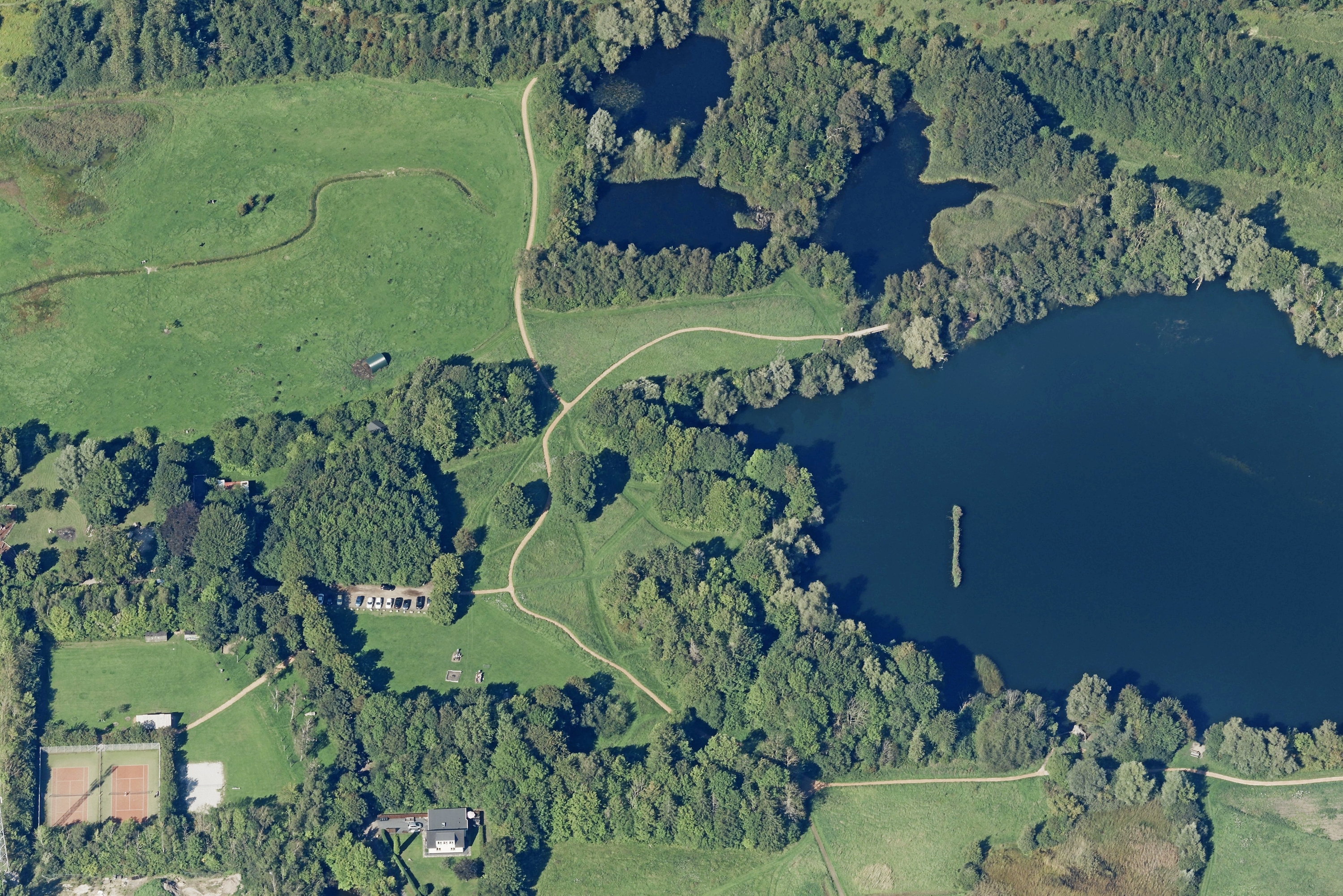 Forskellige steder på Vestegnen var selværklærede pædofilijægere på spil og overfaldt ofre. Blandt andet her nær Hakkemosen. - Skråfoto Forskellige steder på Vestegnen var selværklærede pædofilijægere på spil og overfaldt ofre. Blandt andet her nær Hakkemosen.