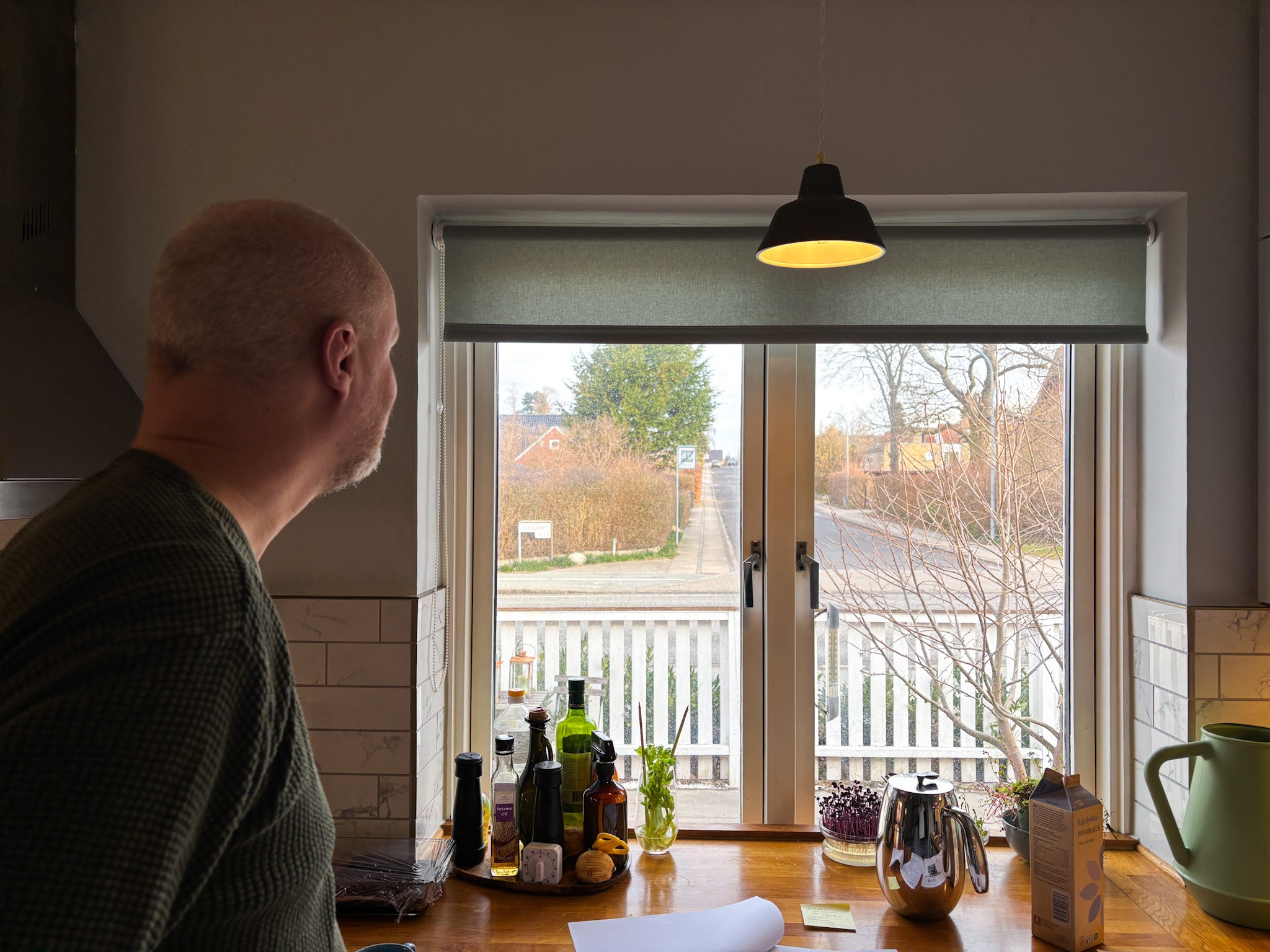 Når Thomas Aasborg kigger ud af sit køkkenvindue, kan han se direkte ud på Ågerupvej. Ifølge ham, er det ikke lovligt at sætte et lyddæmpende hegn op, der ville kunne tage noget af støjen.