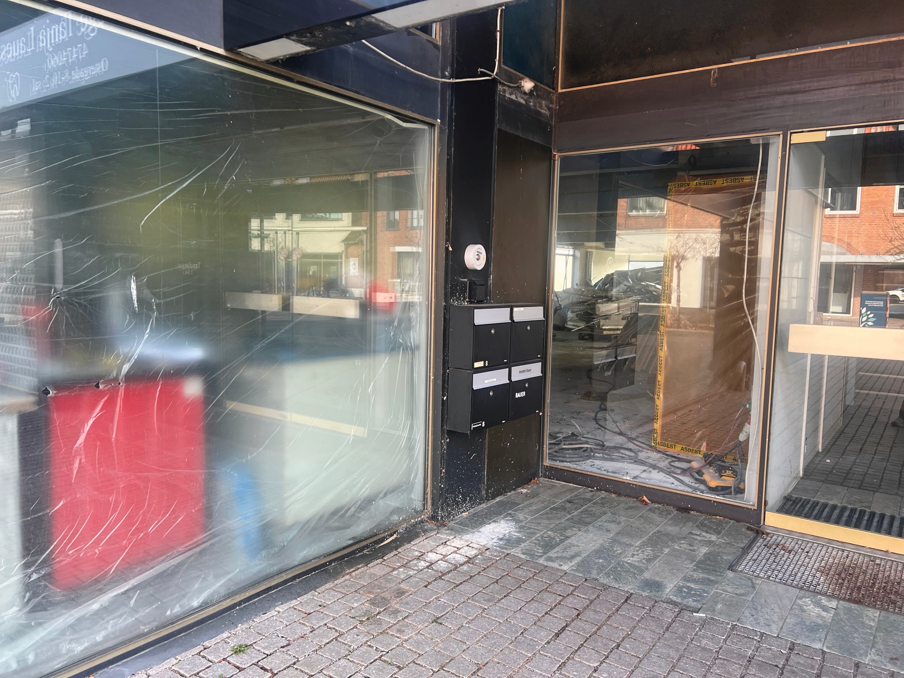Håndværkere er i disse dage i fuld gang med at forvandle den gamle bankbygning til en Normal-butik. - Ann-Sophie Meyer Håndværkere er i disse dage i fuld gang med at forvandle den gamle bankbygning til en Normal-butik.