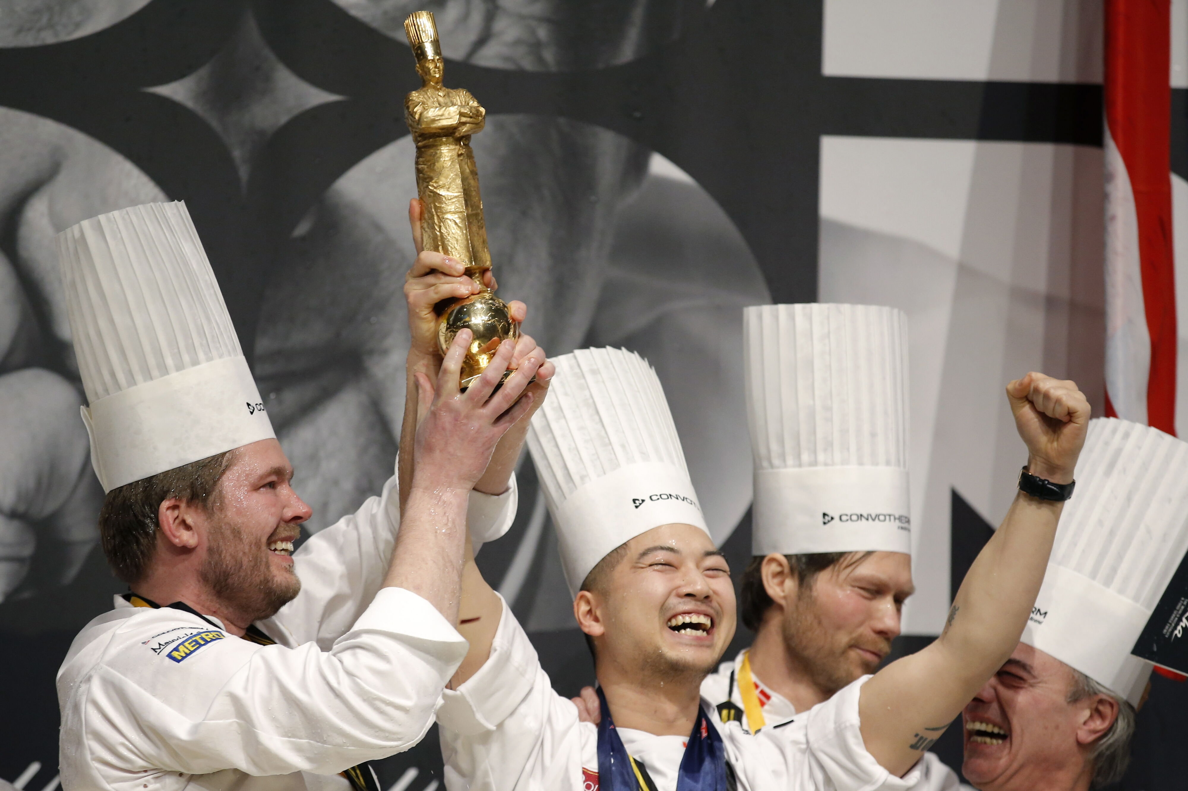 I 2019 vandt Kenneth Toft-Hansen (til venstre) og dengang assisterende kok Christian Wellendorf Bak (til højre) guld ved Bocuse d'Or. Mandag har de været i ilden igen, men denne gang står Christian Wellendorf i spidsen for holdet, og Kenneth Toft-Hansen er holdcoach. (Arkivfoto).
