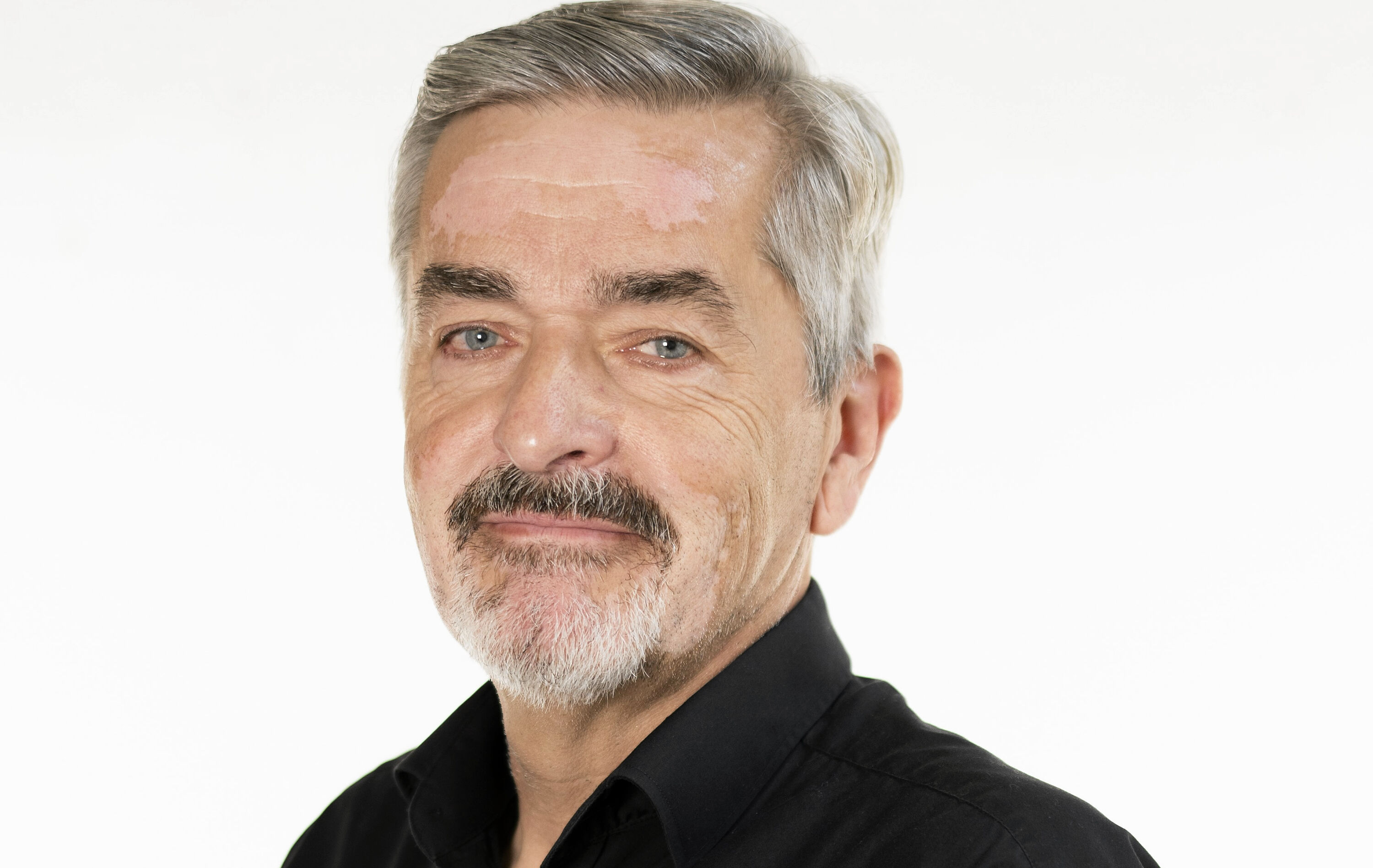 Vi siger nej tak til 45 meter høje og 30 meter brede højspændingsmaster, der nu skal trækkes i luften henover Danmark, skriver Michael Rosenmark fra Danmarksdemokraterne i et debatindlæg.