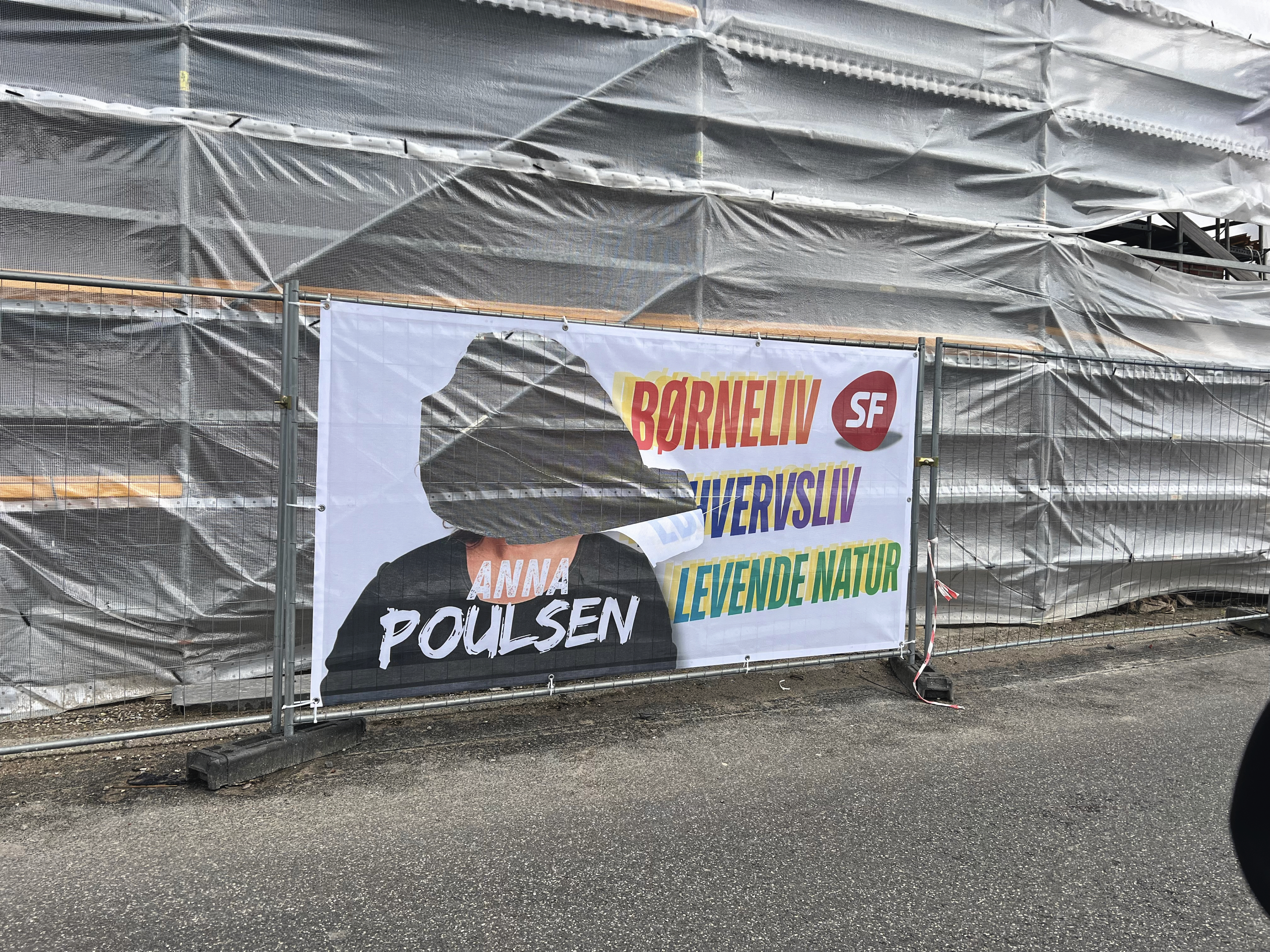 Efter få timer så Anna Poulsens (SF) banner sådan ud.