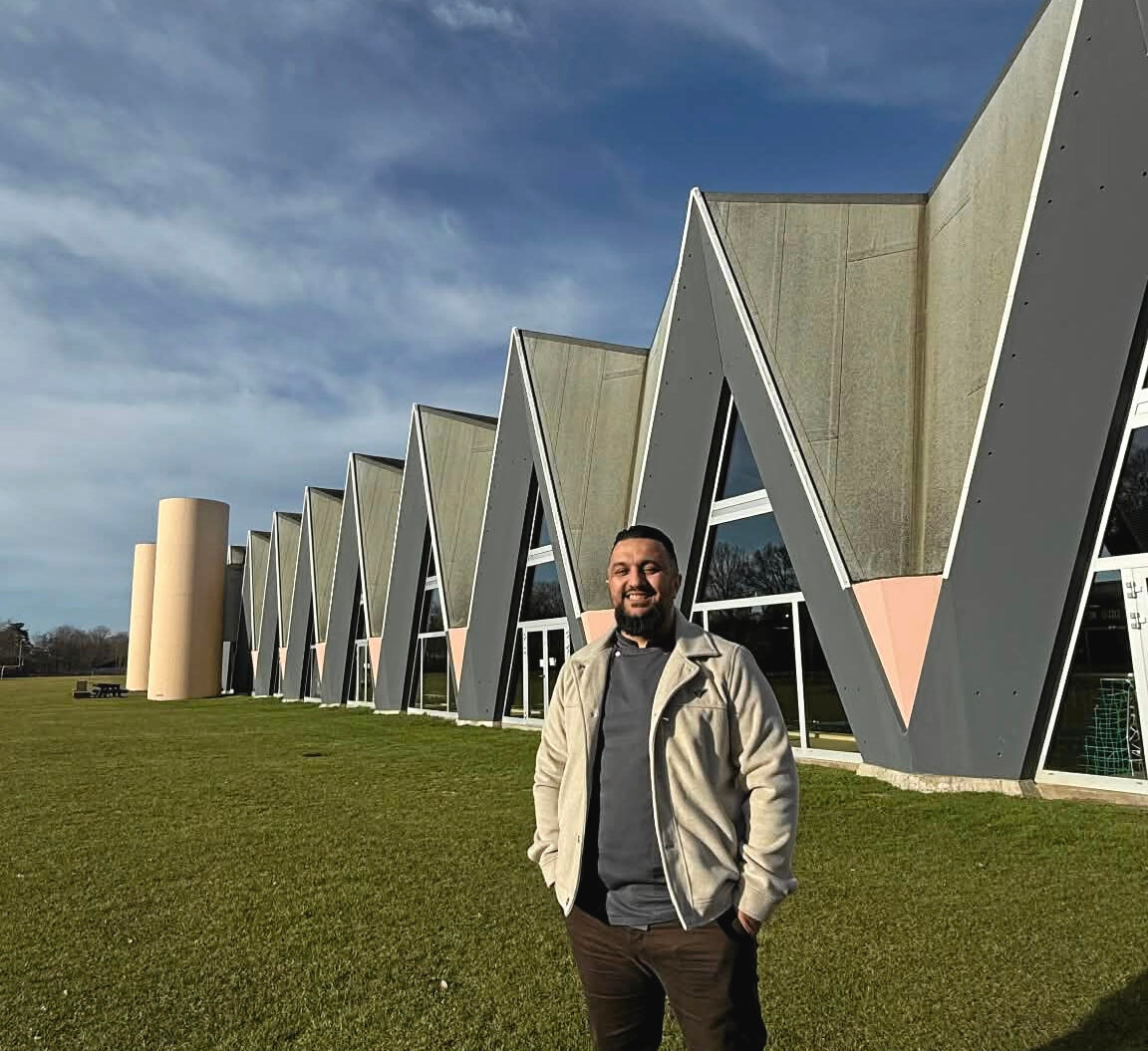 Ufuk Kaya, der nu tager over på Rundforbi, driver allerede flere andre cafeer og kantiner i lokalområdet. - Presse Ufuk Kaya, der nu tager over på Rundforbi, driver allerede flere andre cafeer og kantiner i lokalområdet.