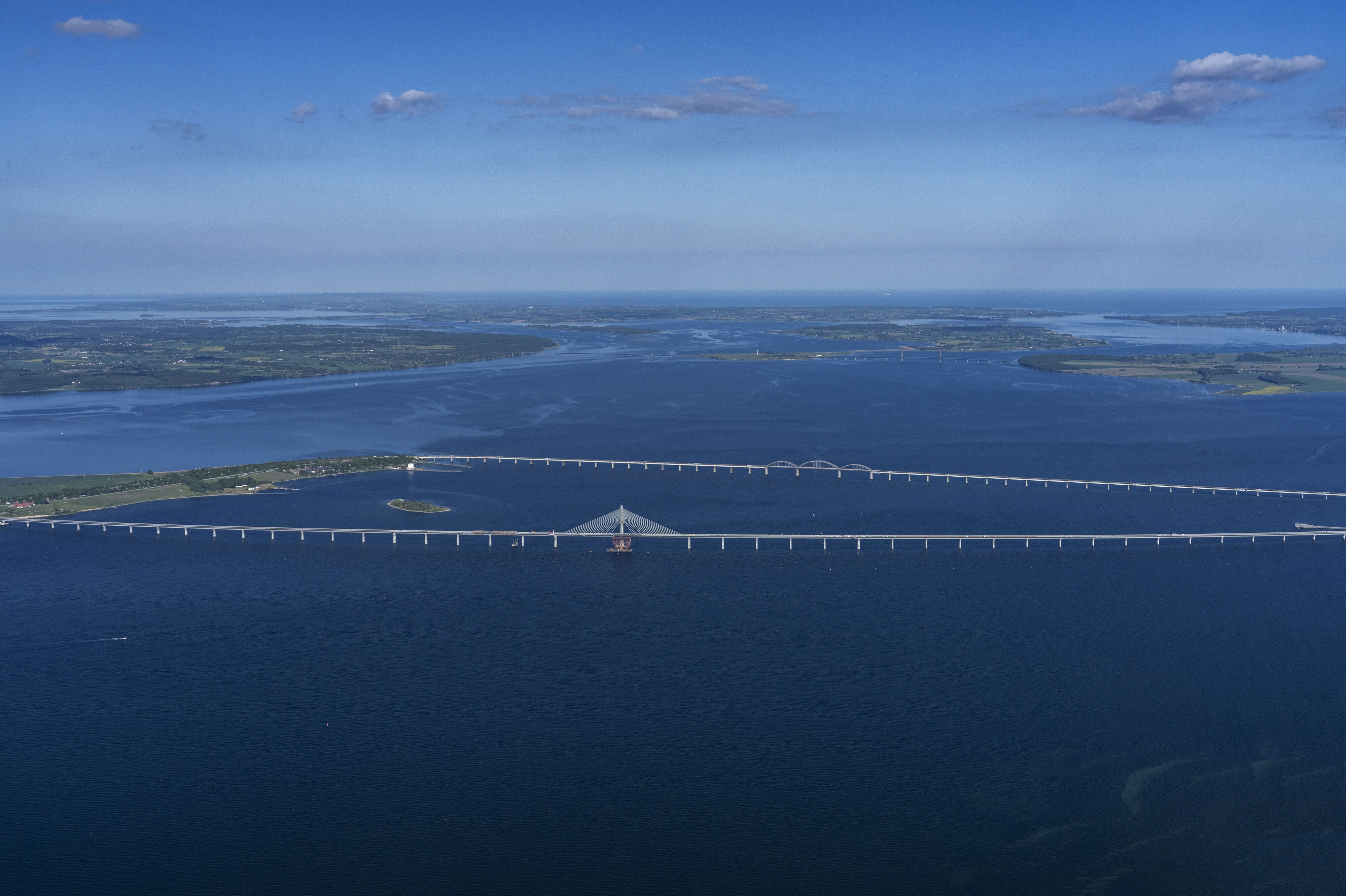 Den nye Storstrømsbro set fra luften. Vejdirektoratet bygger den nye bro, der ventes klar til bil- og stitrafik mandag 23. marts. (Arkivfoto).