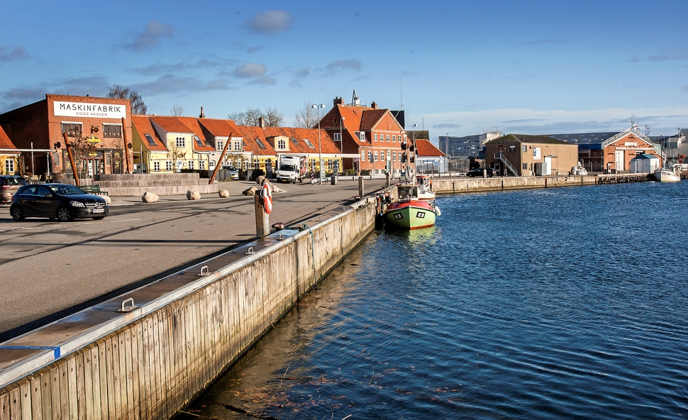 En 19-årig mand stod natten til søndag og tissede ud over kanten ved Køge Havn, da han pludselig blev løftet op og kastet i vandet.