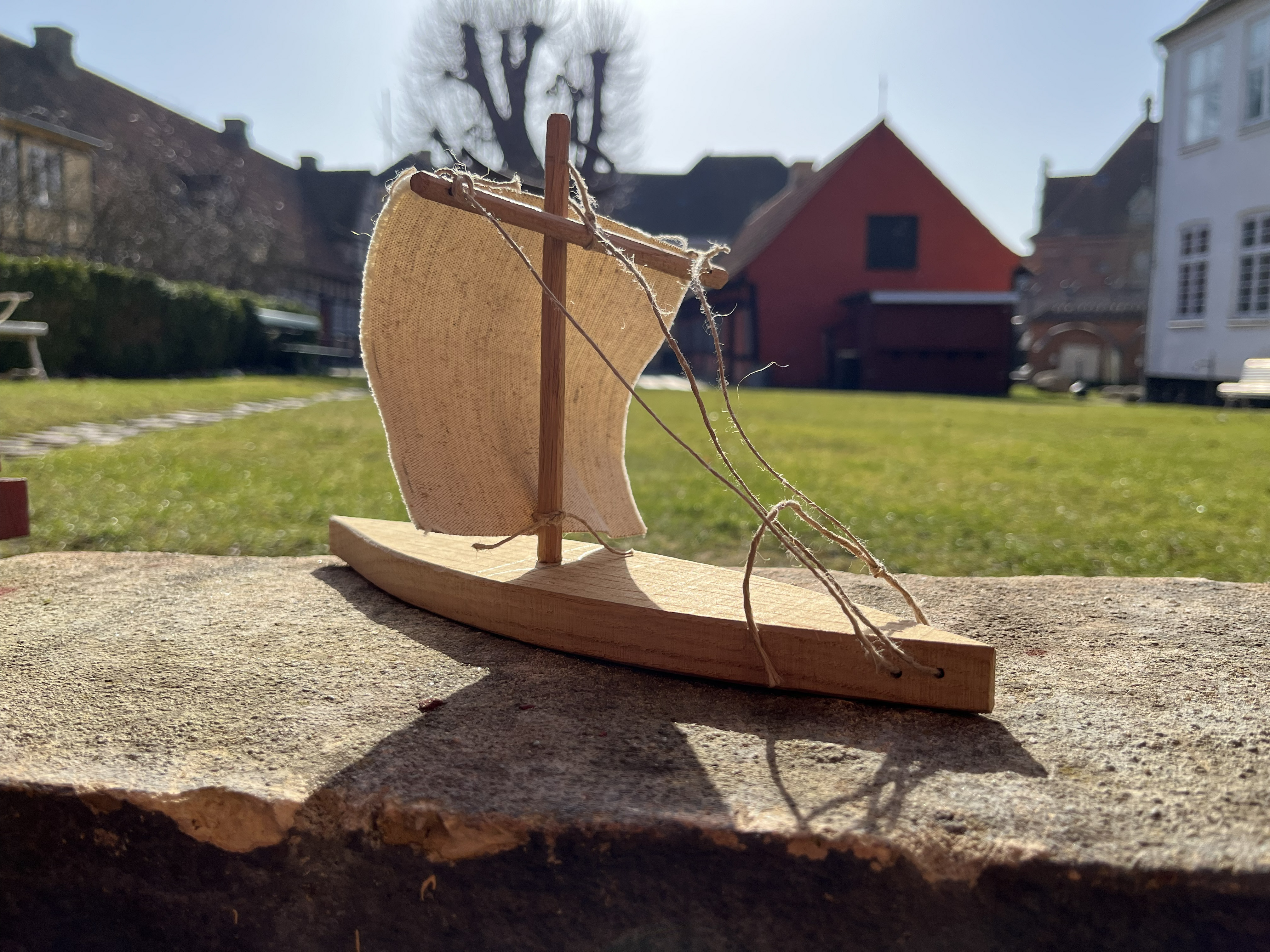 Deltagere starter med en skibsbund i egetræ. De sliber træet, borer huller til mast og sejl og klipper et stykke stof til sejl. De bygger et ror af ispinde, samler alle delene og kan tage vikingebåden med hjem. Den lille Gislingebåd kan sejle.