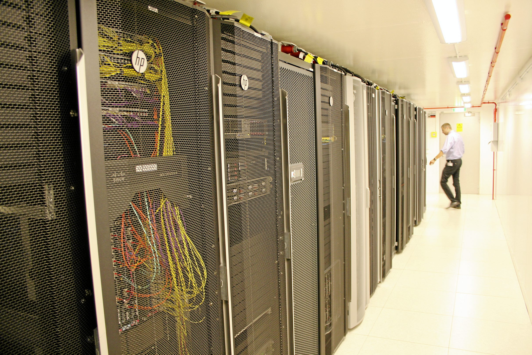 Skal vi forbyde AI, så vi kan undvære datacentre? spørger skribenten.