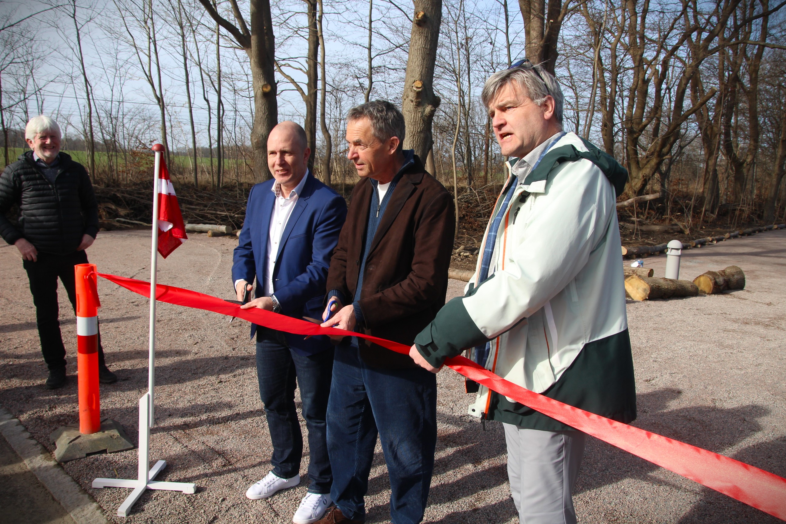 Den røde snor til den nye parkeringsplads blev klippet tirsdag eftermiddag. Fra venstre er det Jesper Tvilde (K), Poul Erik Tøjner, der er direktør på Louisiana, og borgmester Thomas Lykke Pedersen (S).