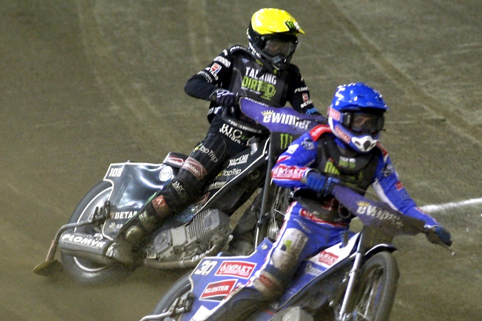Med gul hjelmfarve er Tai Woffinden her i duel med danske Leon Madsen. (Arkivfoto).