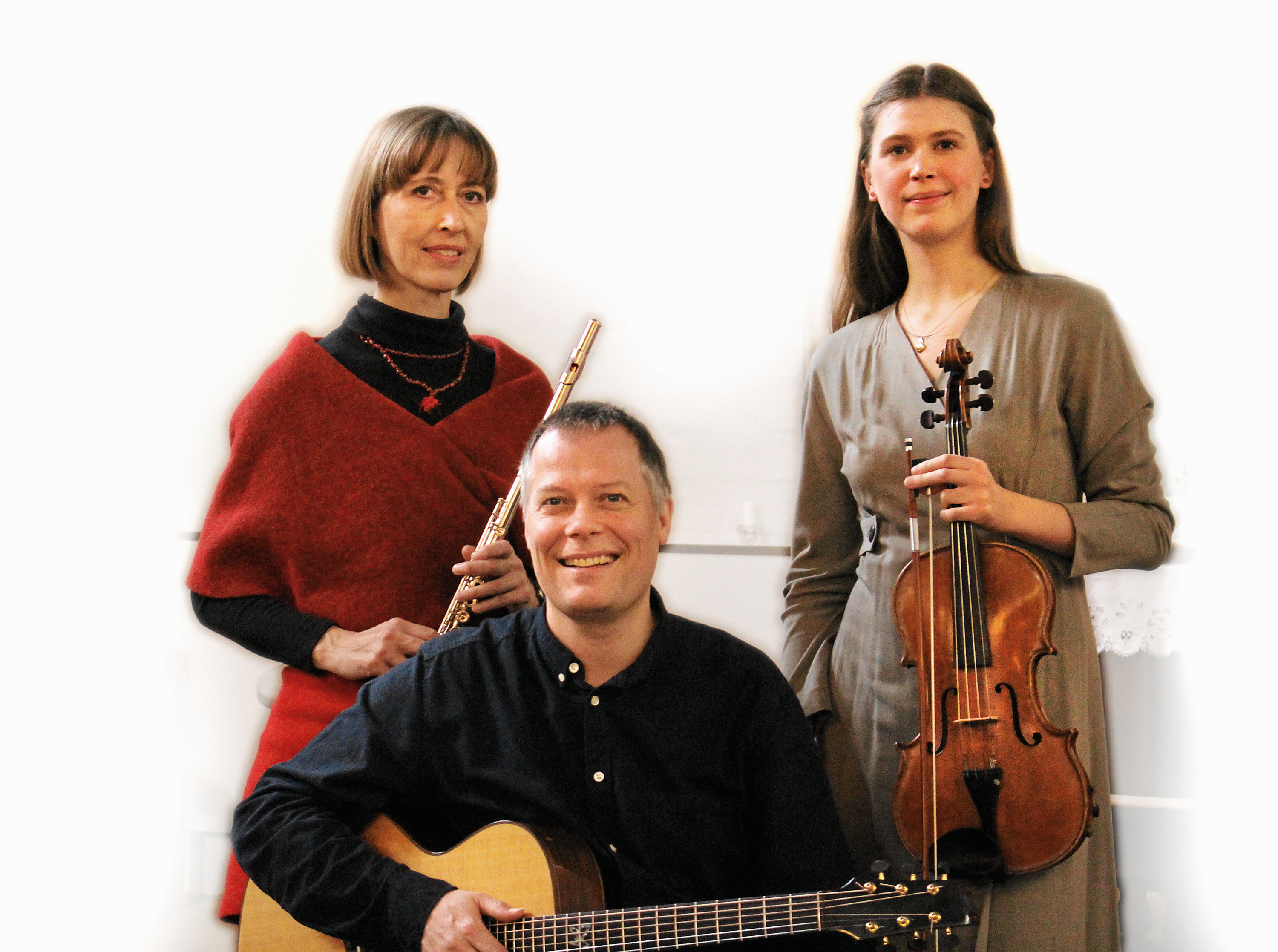 Trio con Spirito består af Torsten Borbye Nielsen (komponist og guitarist), Pia Kaufmanas (fløjte) og Sigrid Kongshøj-Munch (viola)