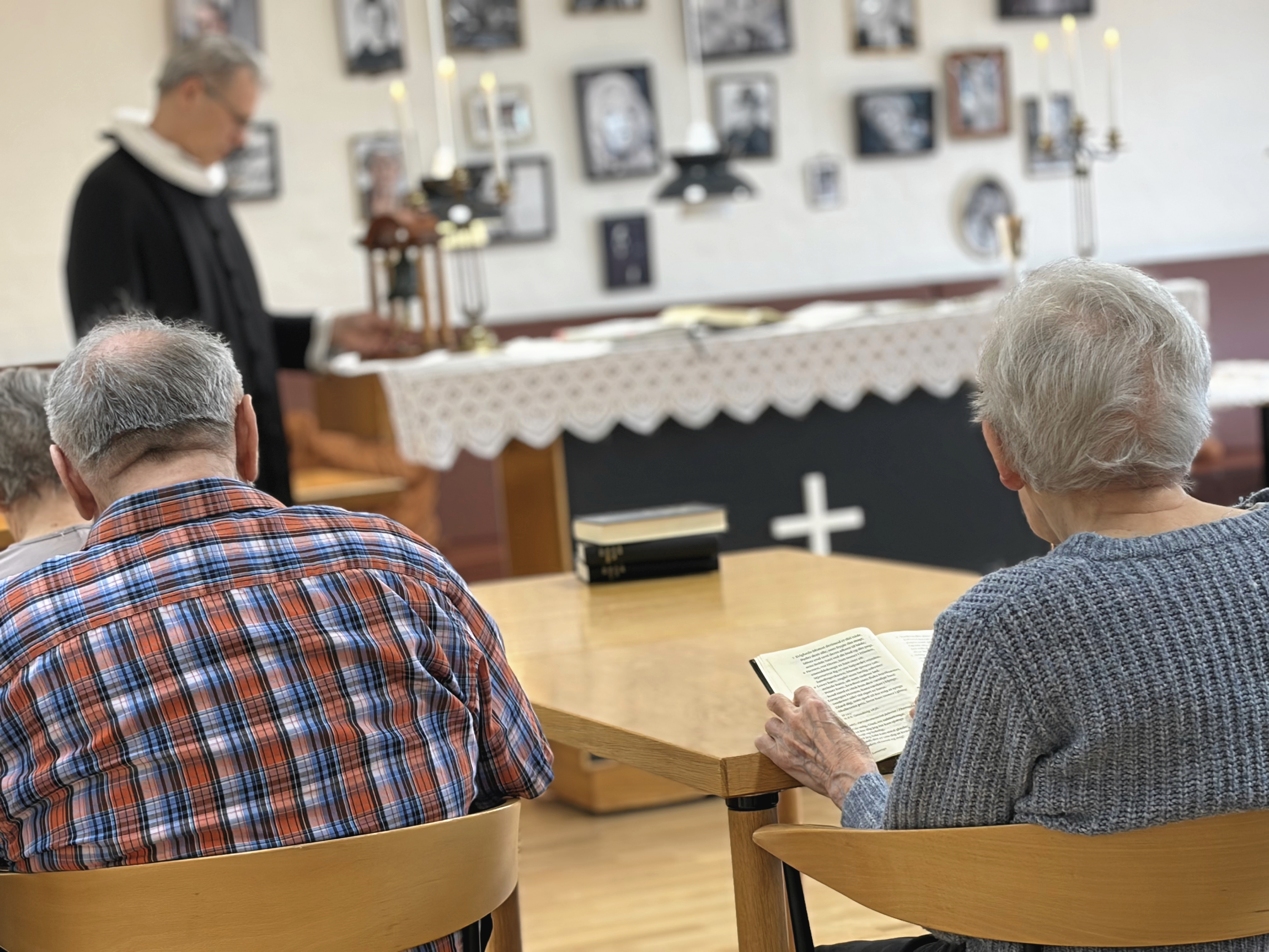 Kirkens frivillige hjælper de demensramte under gudstjenesterne, og det skaber stor glæde.
