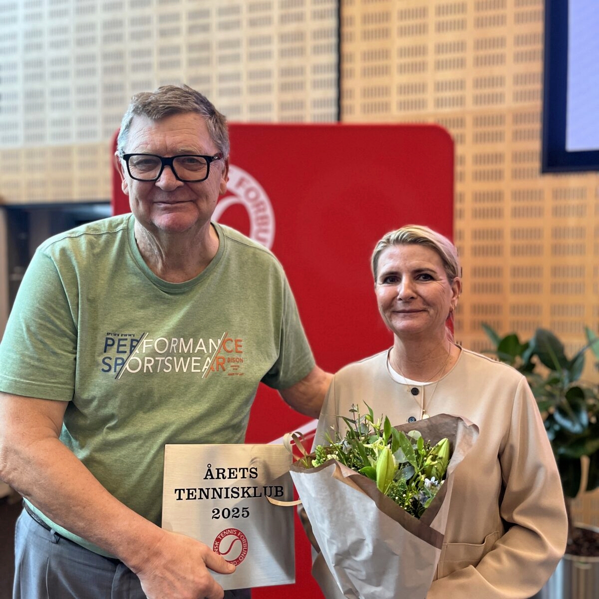 Formand i Rødovre Tennisklub, Poul Lundberg, modtog prisen som Årets Tennisklub 2025 på vegne af klubben. på billedet ses også Dorte Klüwer, der er bestyrelsesmedlem i Dansk Tennis Forbund. - Presse Formand i Rødovre Tennisklub, Poul Lundberg, modtog prisen som Årets Tennisklub 2025 på vegne af klubben. på billedet ses også Dorte Klüwer, der er bestyrelsesmedlem i Dansk Tennis Forbund.