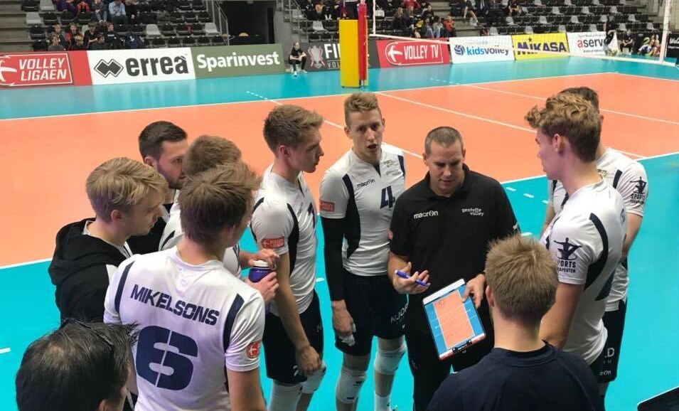 Denis Janka omgivet af spillere i DM-finalekampen mod Middelfart på udebane i 2018. Nu er han tilbage som cheftræner.