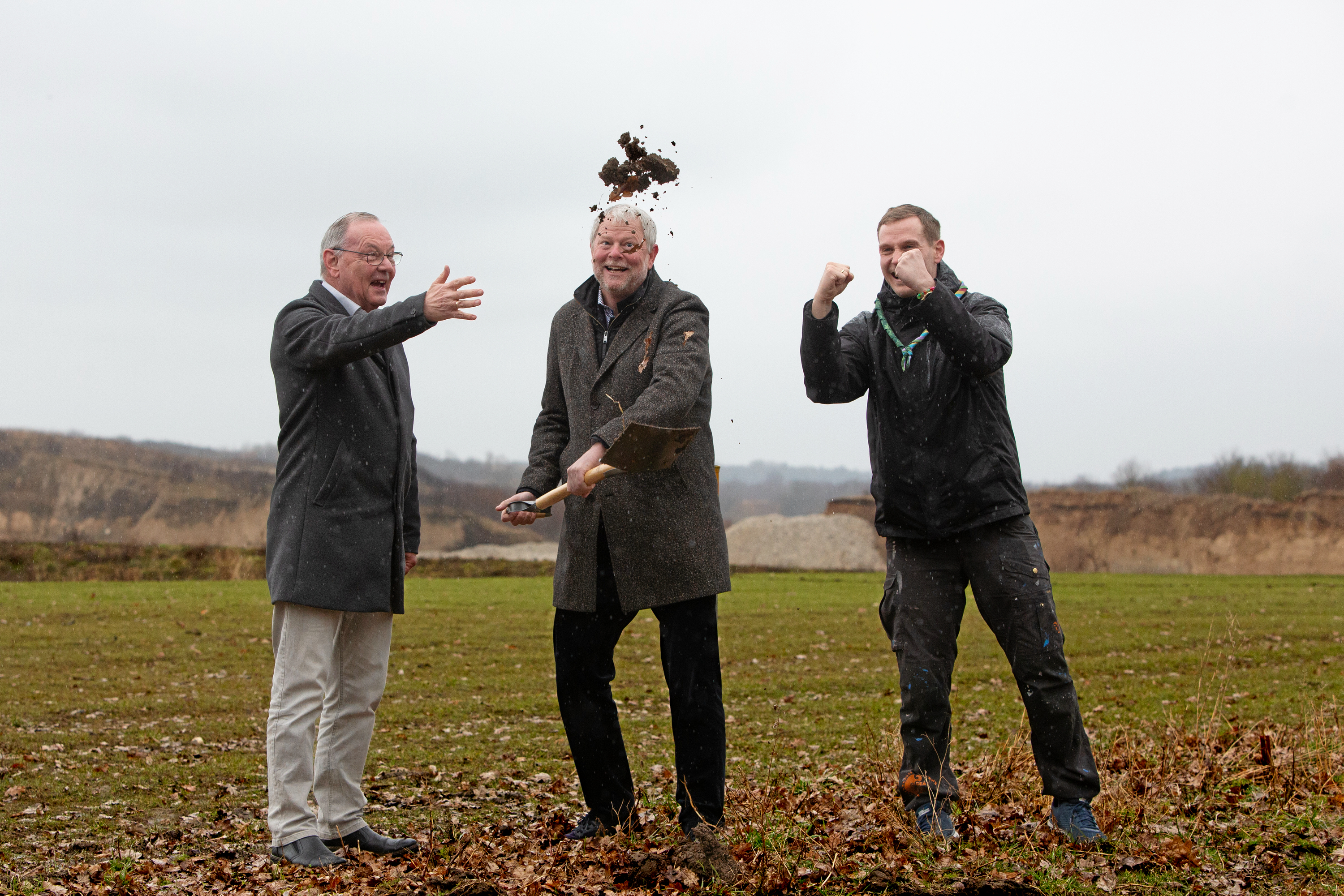 På billedet ses Kurt Scheelsbeck, Tomas Breddam og Tobias Simonsen, der er forperson i Spejderne. De tager første spadestik sammen til fremtidens spejderhytte.