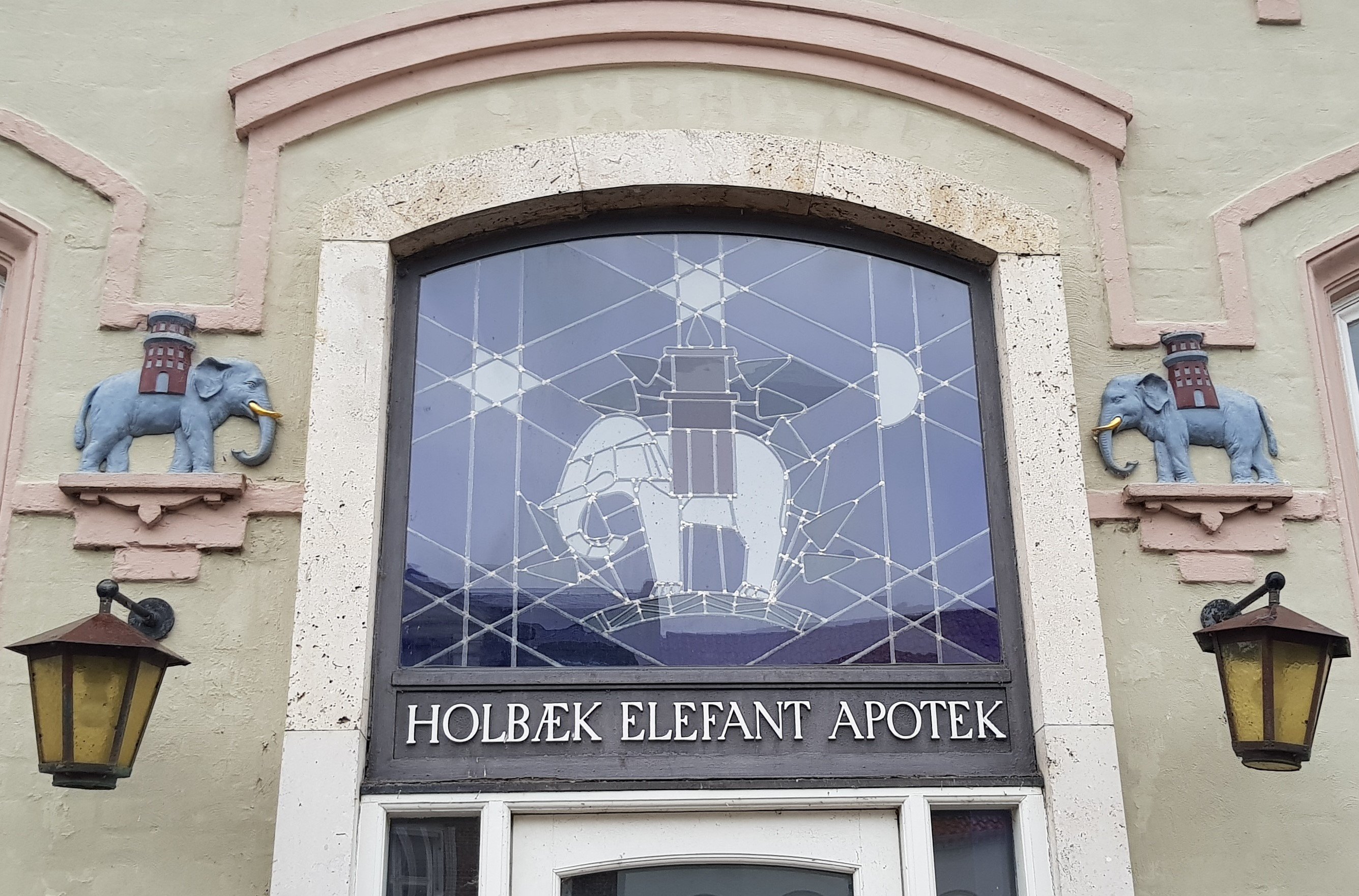 Støtteforeningen for Det Gamle Elefantapotek blev oprindeligt stiftet for at gøre noget, så det smukke, gamle apotek kunne bevares.