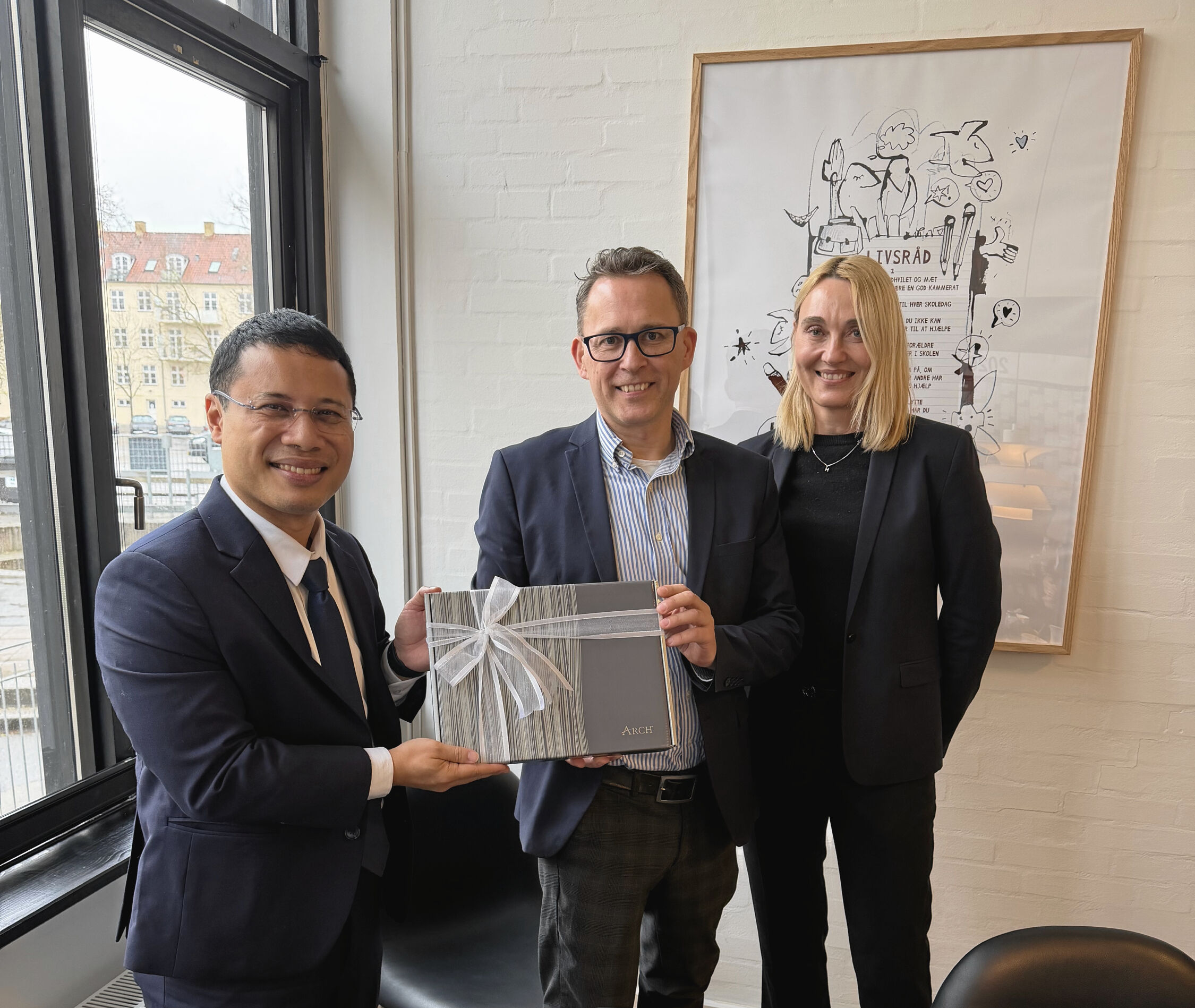Undervisningsministeren og hans følge drøftede med skoleleder Rasmus Kjær samt leder for indskolingen, Bettina Hasselby-Andersen, hvordan Lyngby private Skole arbejder for at kombinere faglighed og trivsel.