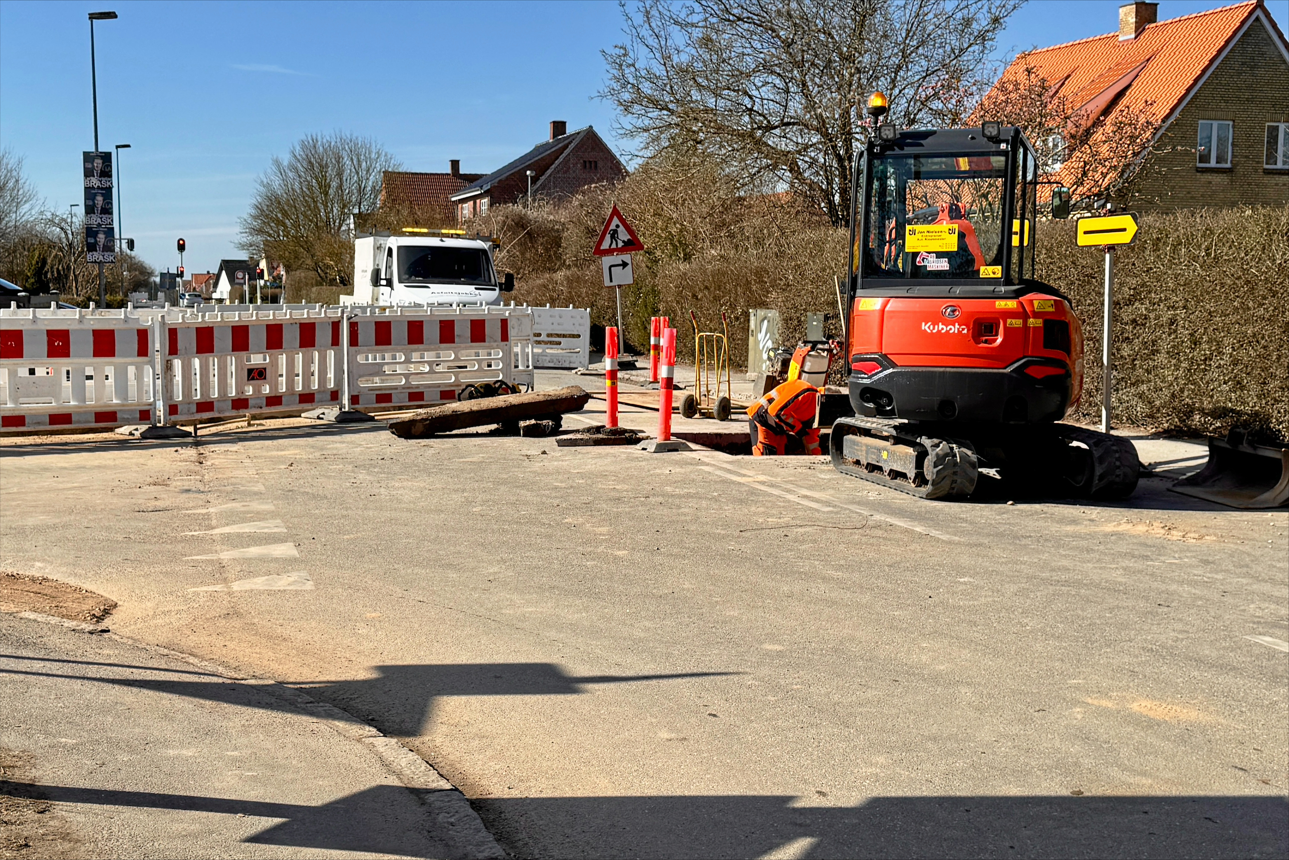 Et stort gravearbejde har spærret vejen ned til kommunens næststørste valgsted.