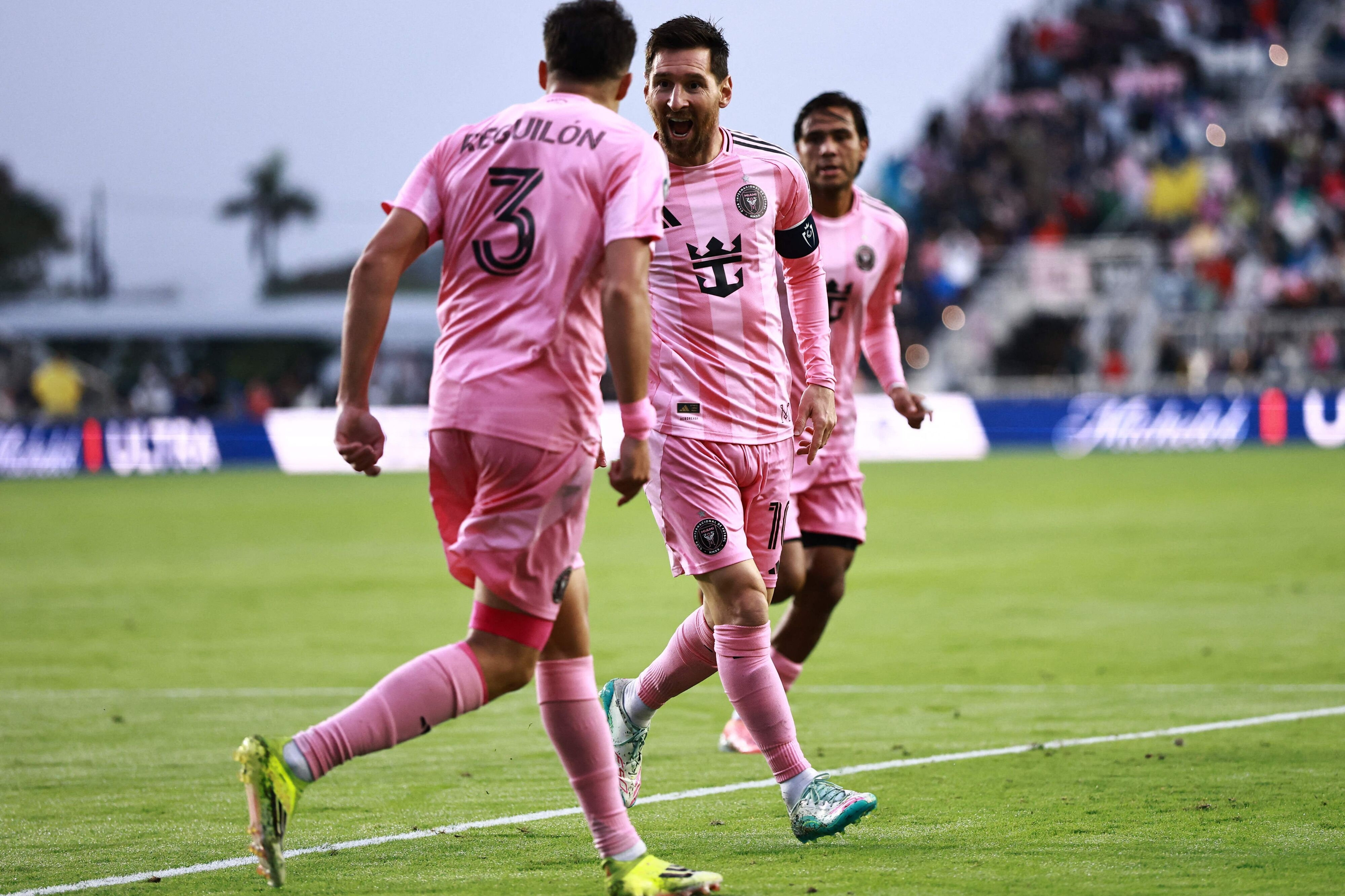 Lionel Messi jubler med sine holdkammerater i Inter Miami, efter at argentineren har scoret karrierens mål nummer 900.
