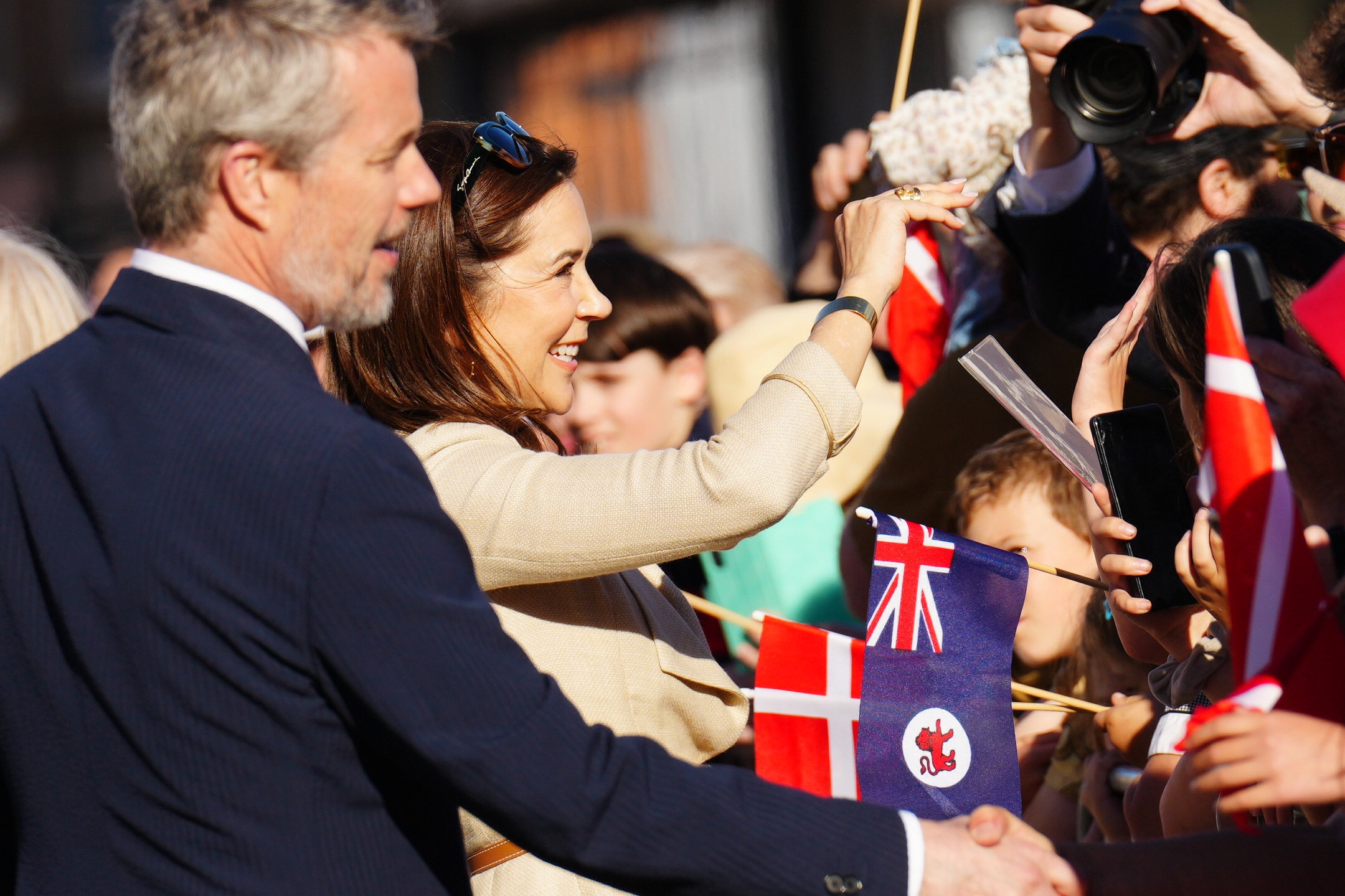 Kong Frederik og dronning Mary hilser på fremmødte på Hunter Street i Hobart på Tasmanien torsdag.