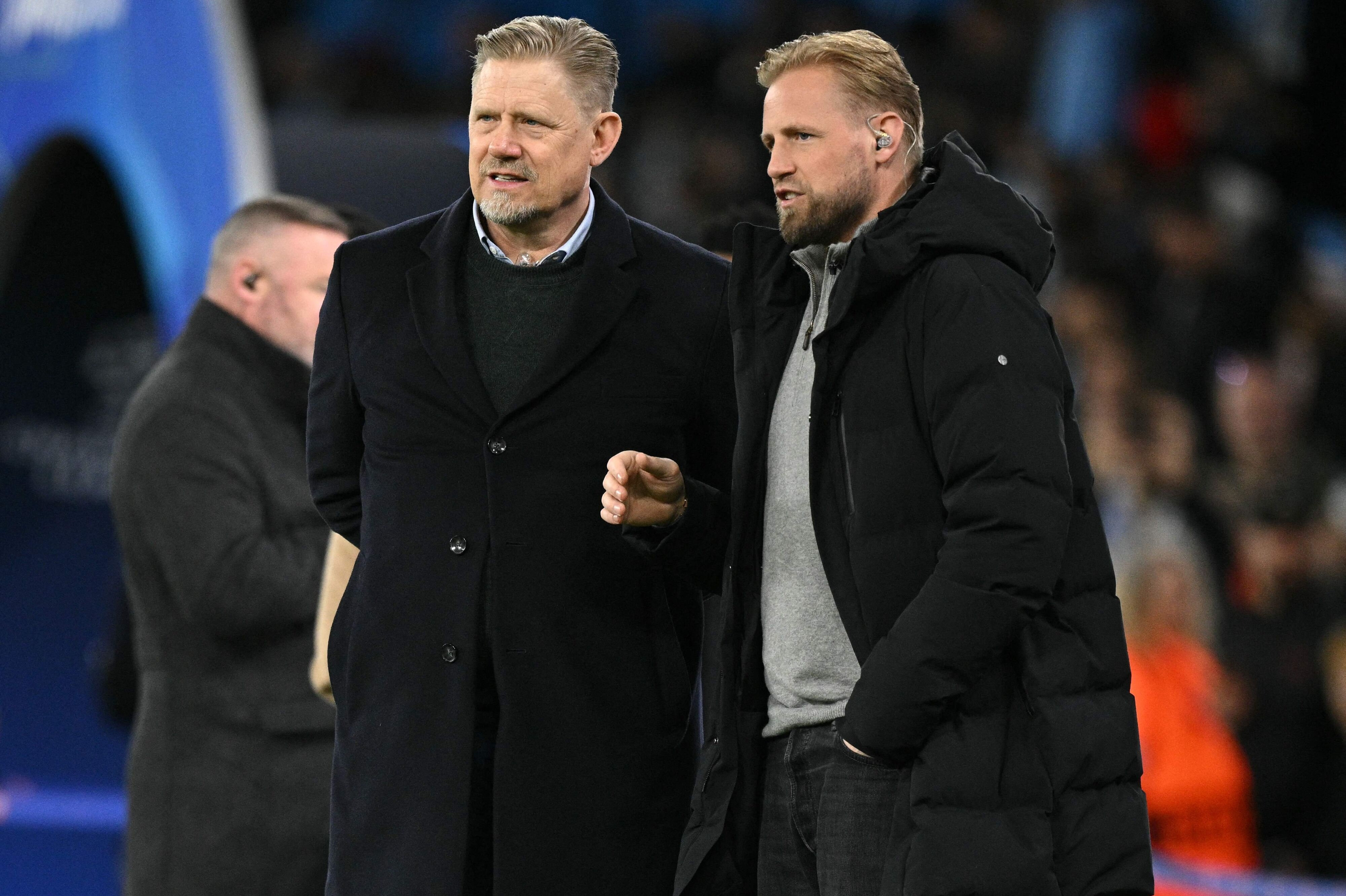En skulderskadet Kasper Schmeichel har i denne uge set til fra sidelinjen med sin far, Peter Schmeichel, i Champions League-kampene.
