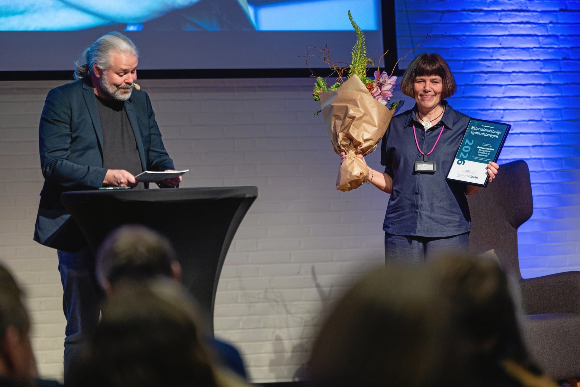 NGG-lærer Bente Kühl modtog onsdag Novo Nordisk Fondens naturvidenskabelige gymnasielærerpris 2026 på Big Bang-konferencen. - Flemming Leitorp v Leitorp + Vadskær ApS NGG-lærer Bente Kühl modtog onsdag Novo Nordisk Fondens naturvidenskabelige gymnasielærerpris 2026 på Big Bang-konferencen.
