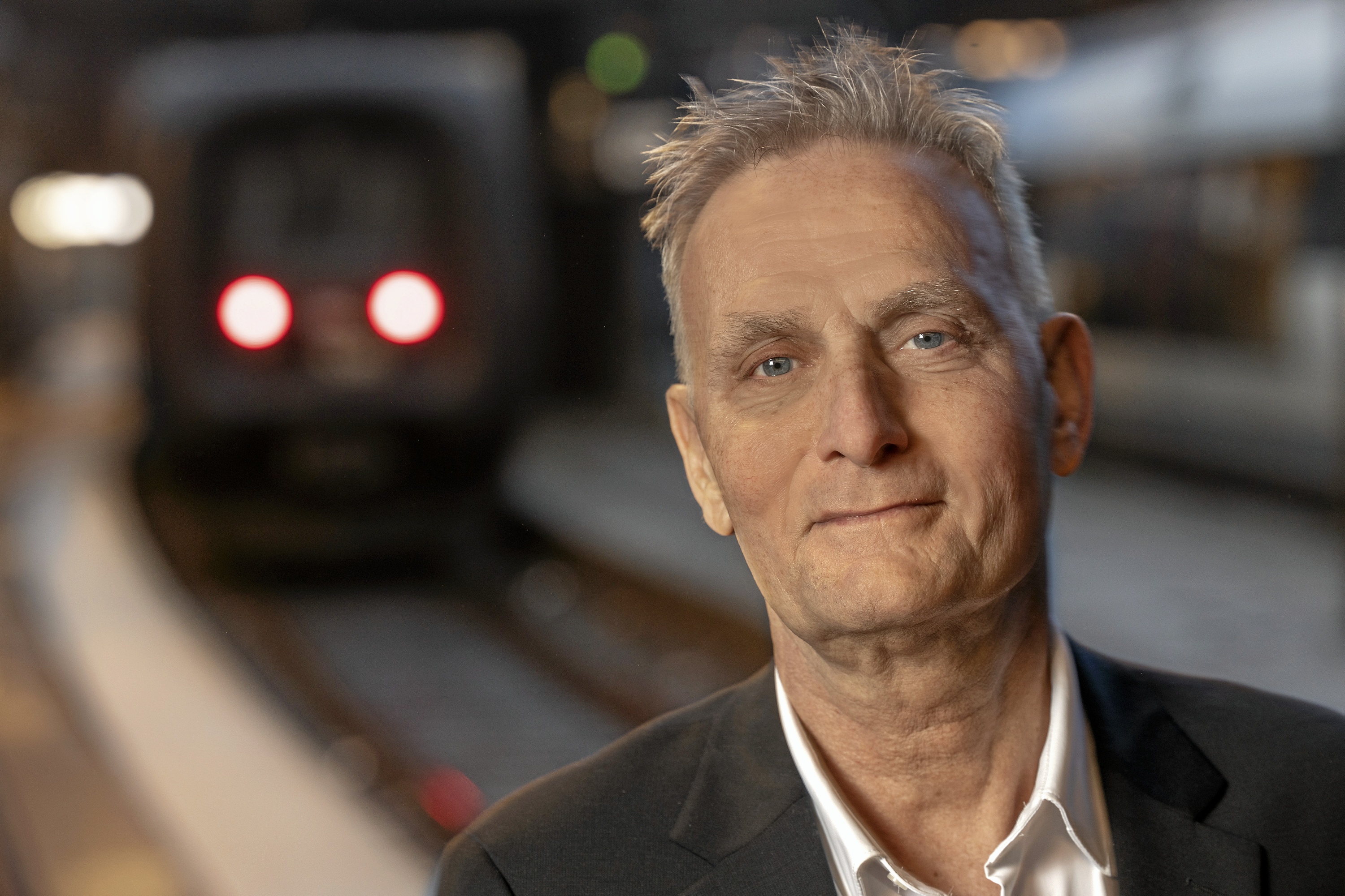 Som led i leverancen af de nye S-tog vil der i en periode være tilknyttet specialister fra producenten. Men værkstedets langsigtede drift skal bæres af DSB-medarbejdere ansat på danske overenskomster, og vi forventer at rekruttere bredt, meget gerne lokalt, lyder budskabet fra Finn Bloch.