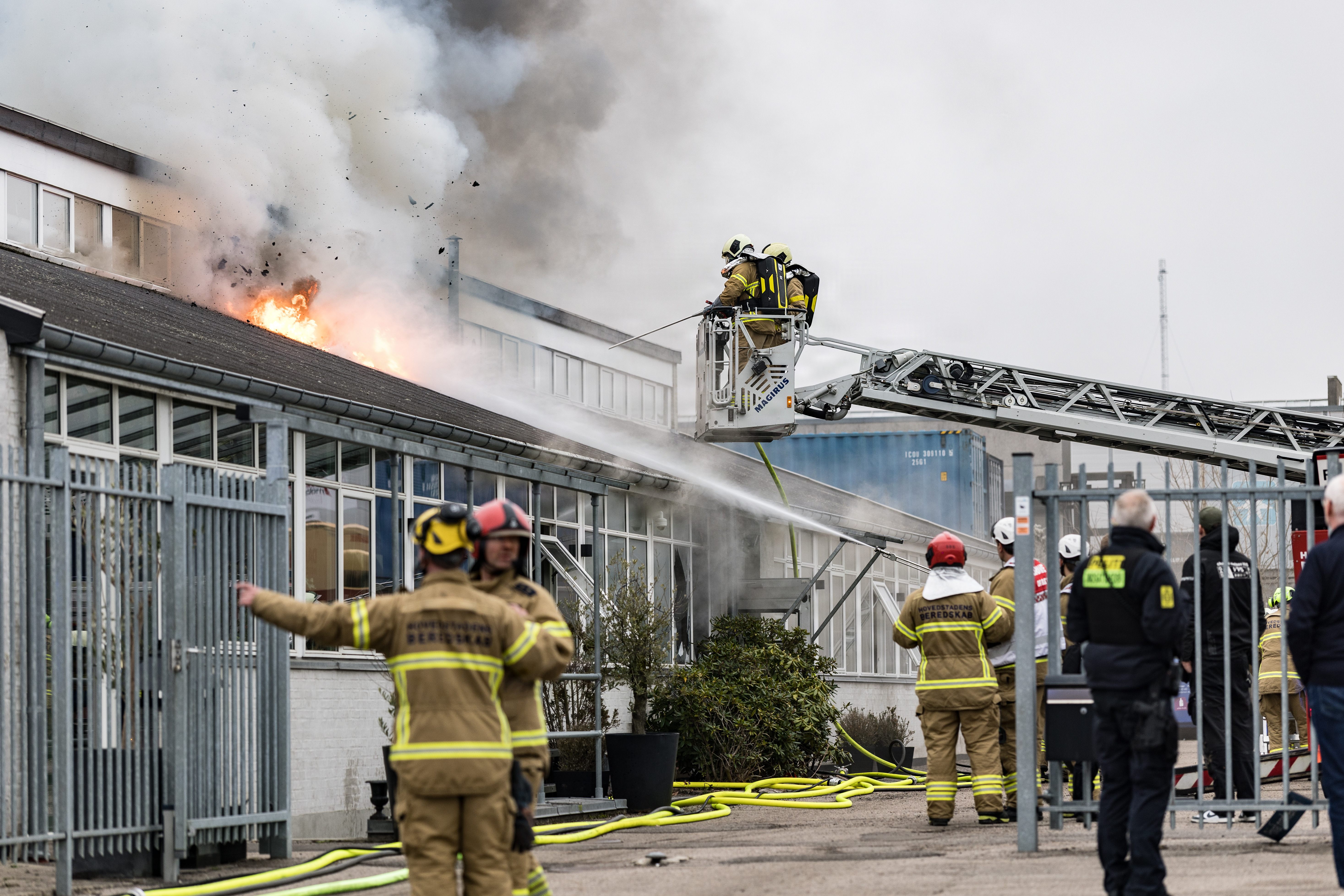 Brandfolk arbejder med at slukke en brand i Rødovre.