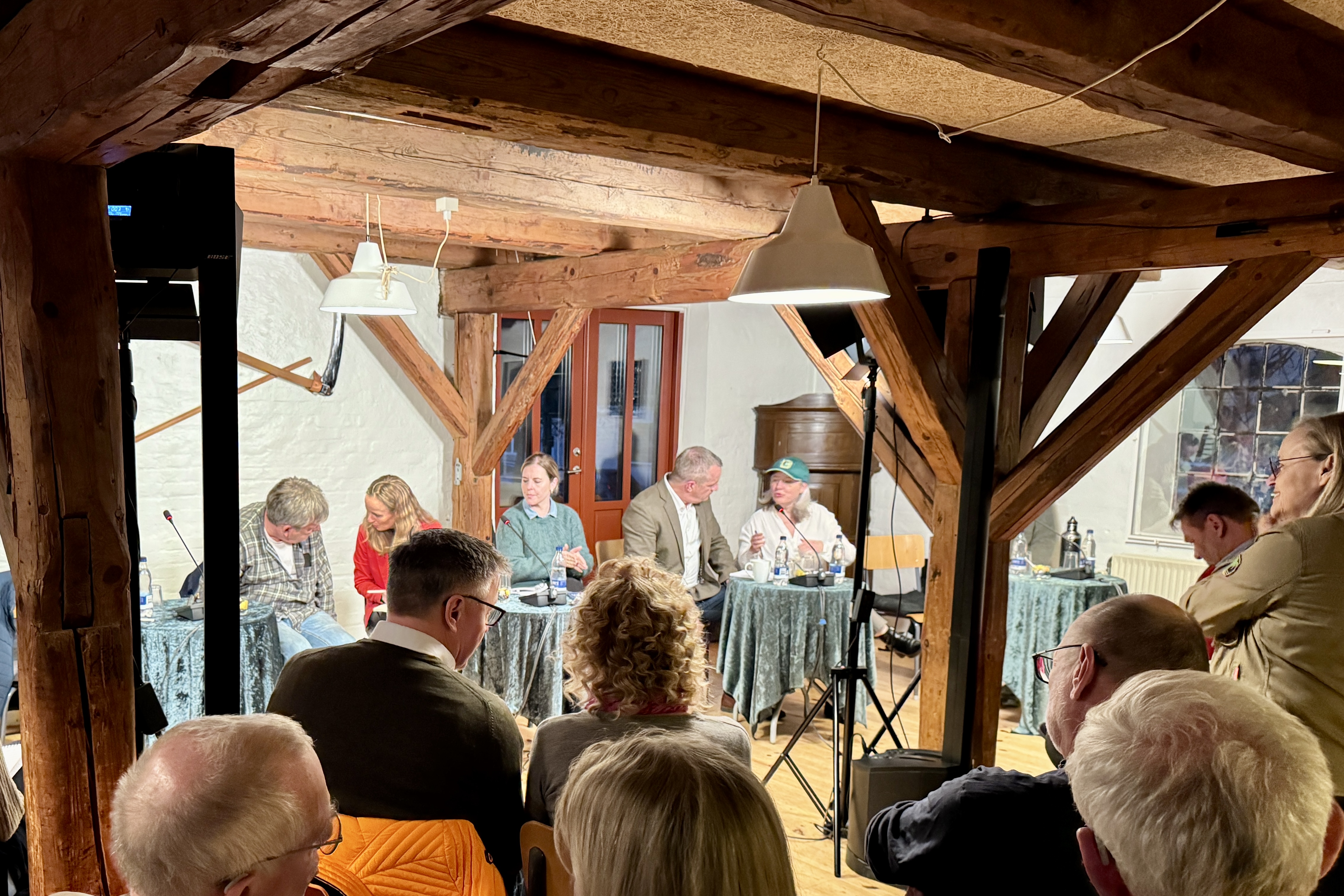 Flere partier var repræsenteret, da den planlagte højspændingsstrækning blev debatteret foran et fyldt forsamlingshus.