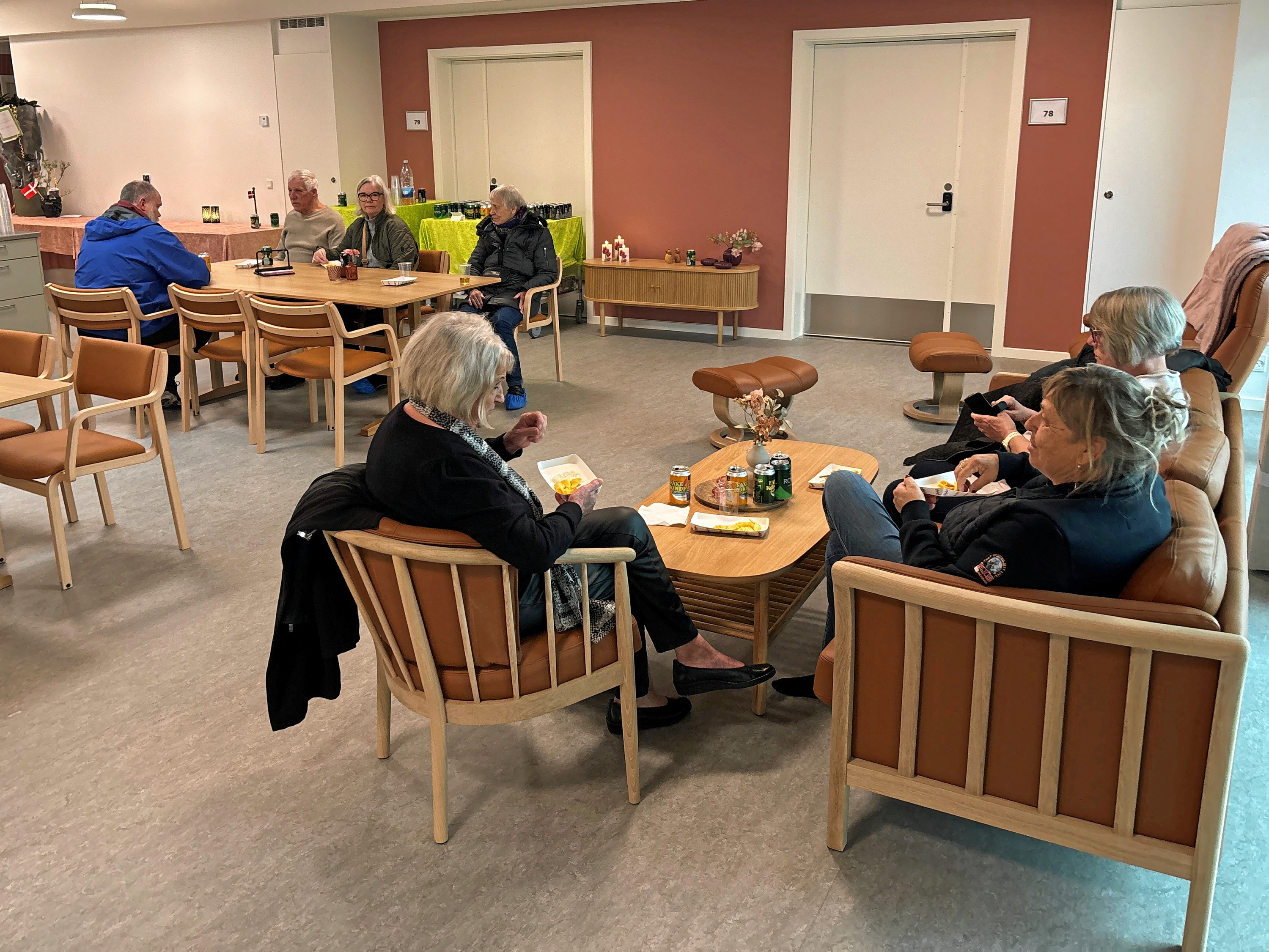 Aftenvagterne på Rørmosecenteret havde samlet møblerne i fællesområderne aftenen før indvielsen. - Thomas Rye Aftenvagterne på Rørmosecenteret havde samlet møblerne i fællesområderne aftenen før indvielsen.
