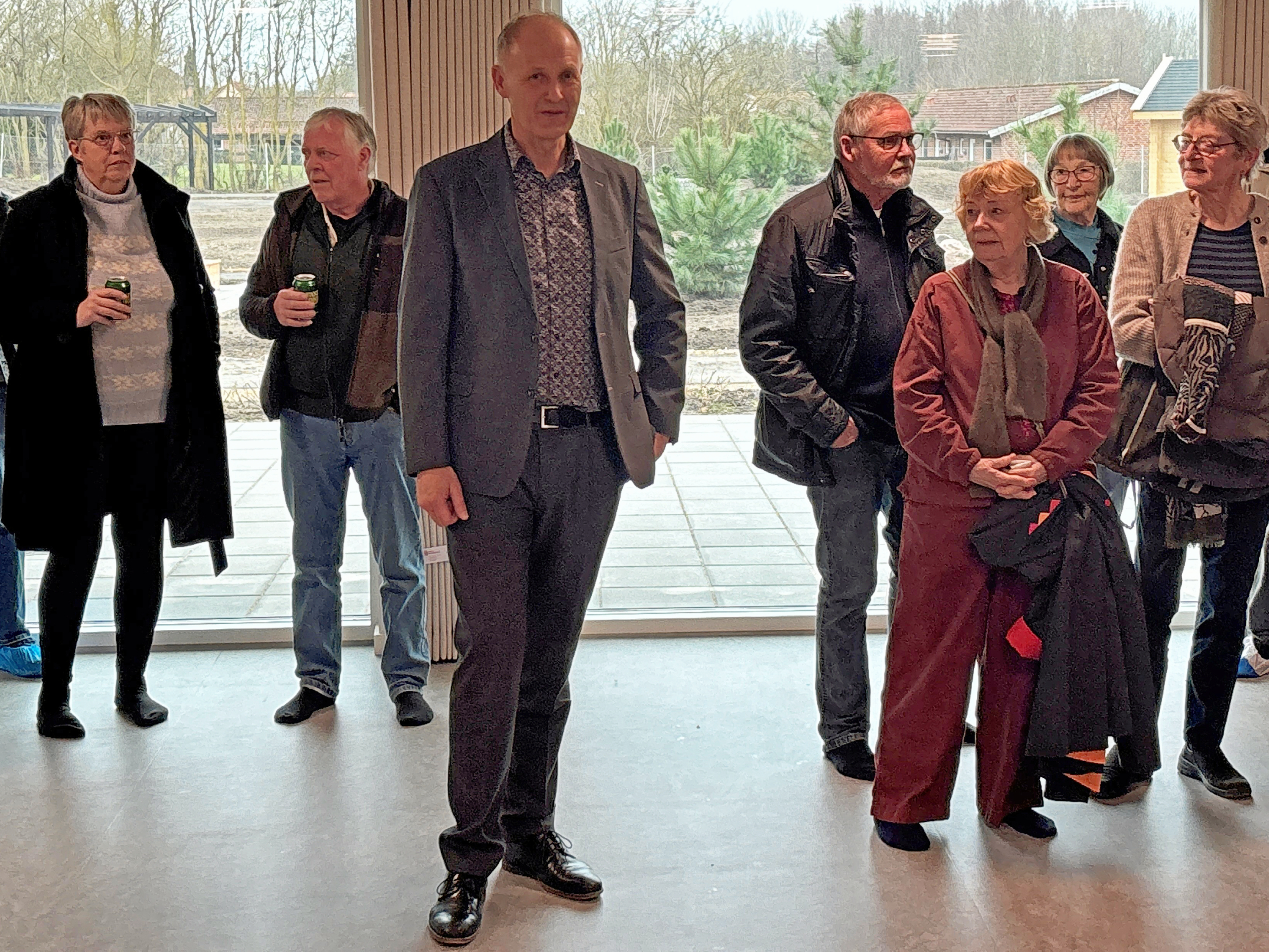 Torsdag blev Kalundborg Kommunes nye demenslandsby i Gørlev officielt indviet. Tanken er, at de nye bygninger og omgivelser skal give de demente beboere en friere og mere værdig hverdag. Borgmester Martin Damm bød de mange fremmødte velkommen.