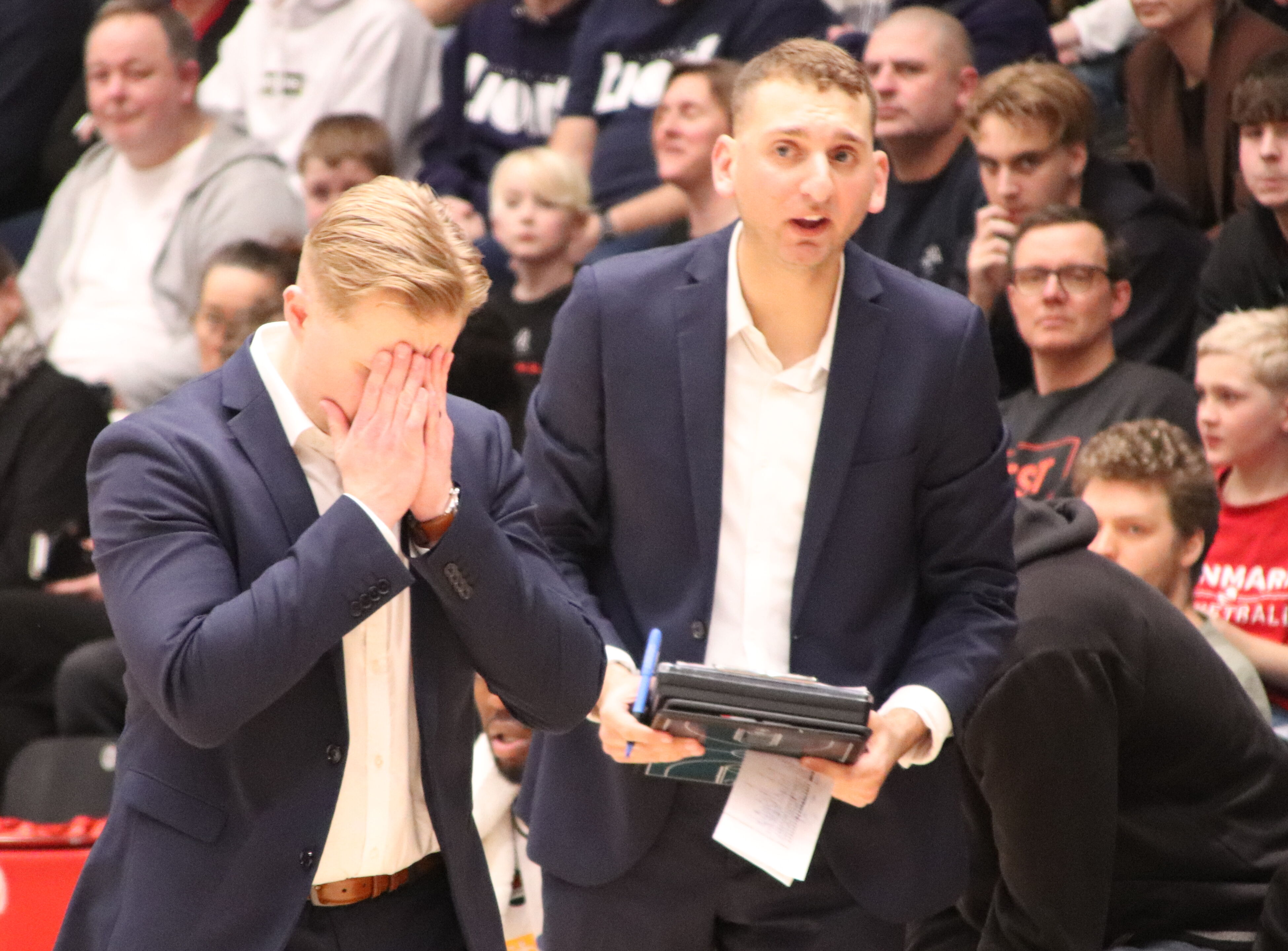 Team FOG Næstved-cheftræner David Pavlakovich (t.v.) og assistent Adam Kaplan var torsdag langt fra at finde formlen til endnu en sejr over mægtige Bakken Bears.