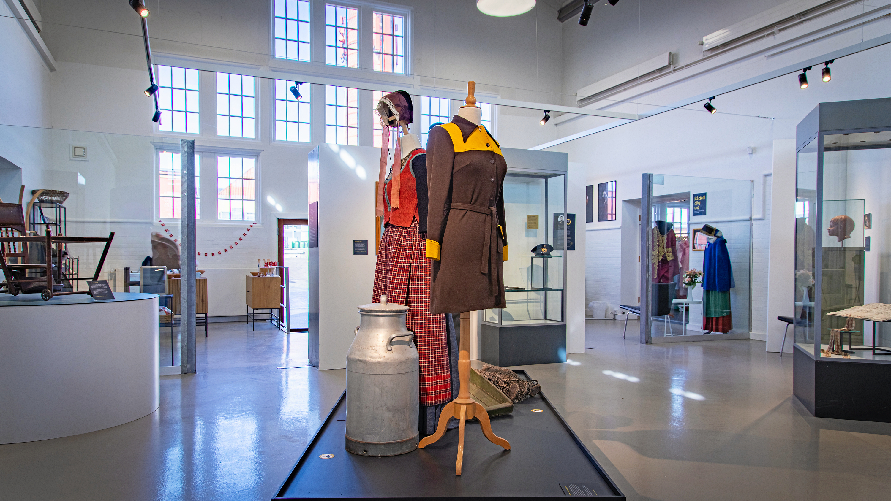 Museumsinspektør Søren Frandsen, afdelingsleder Kirsten Egholk og Anders Uhrskov inviterer til samtale om fortidens og fremtidens museumsgenstande i Elværket, hvor deltagere kan opleve Museum Nordsjællands jubilæumsudstilling.