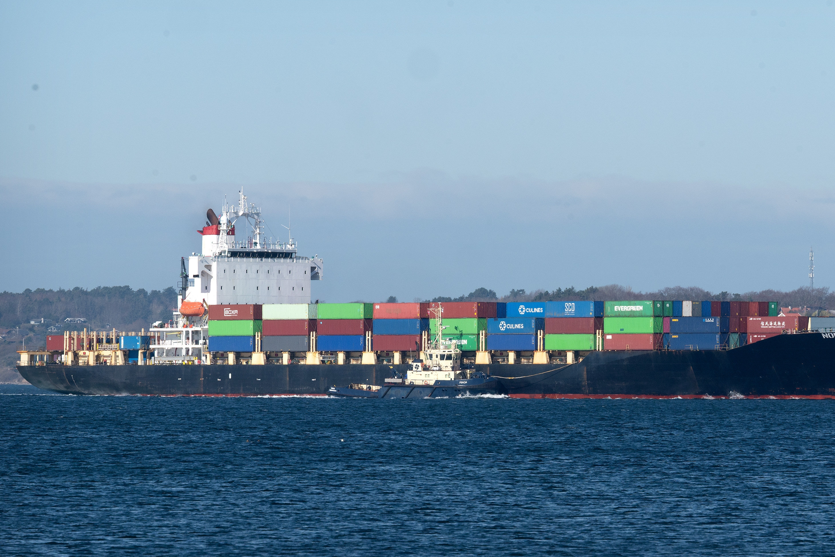 Det iranske containerskib "Nora" har ligget i Kalundborg Havn siden 18. marts, efter at det forlod Aarhus Bugt, hvor det havde været tilbageholdt af NSK. Nu kan Danwatch oplyse, at skibet har sejlet på falske papirer. (Arkivfoto.)