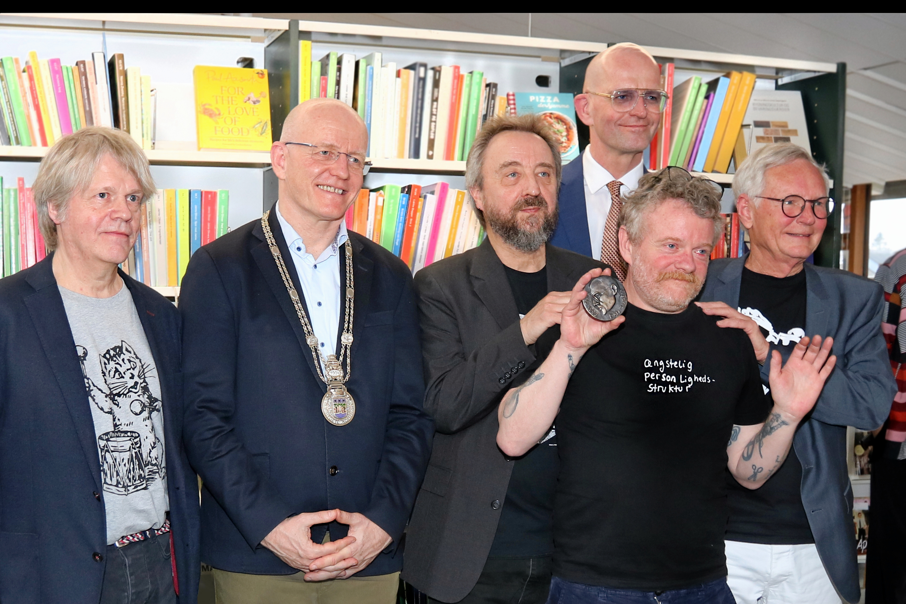Her ses nogle af gæsterne. Fra venstre forfatter Jan Poulsen, borgmester Michael Fenger, forfatter Lars Movin, poeten Slagger Lund med sin Dan Turèll medalje og bibliotekar Peter Strøm. Bagerst ses journalist Lars Werge.