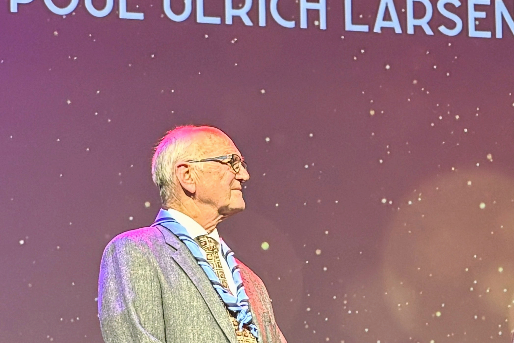 Poul Ulrich Larsen lytter til de flotte ord, der fulgte med hæderen.