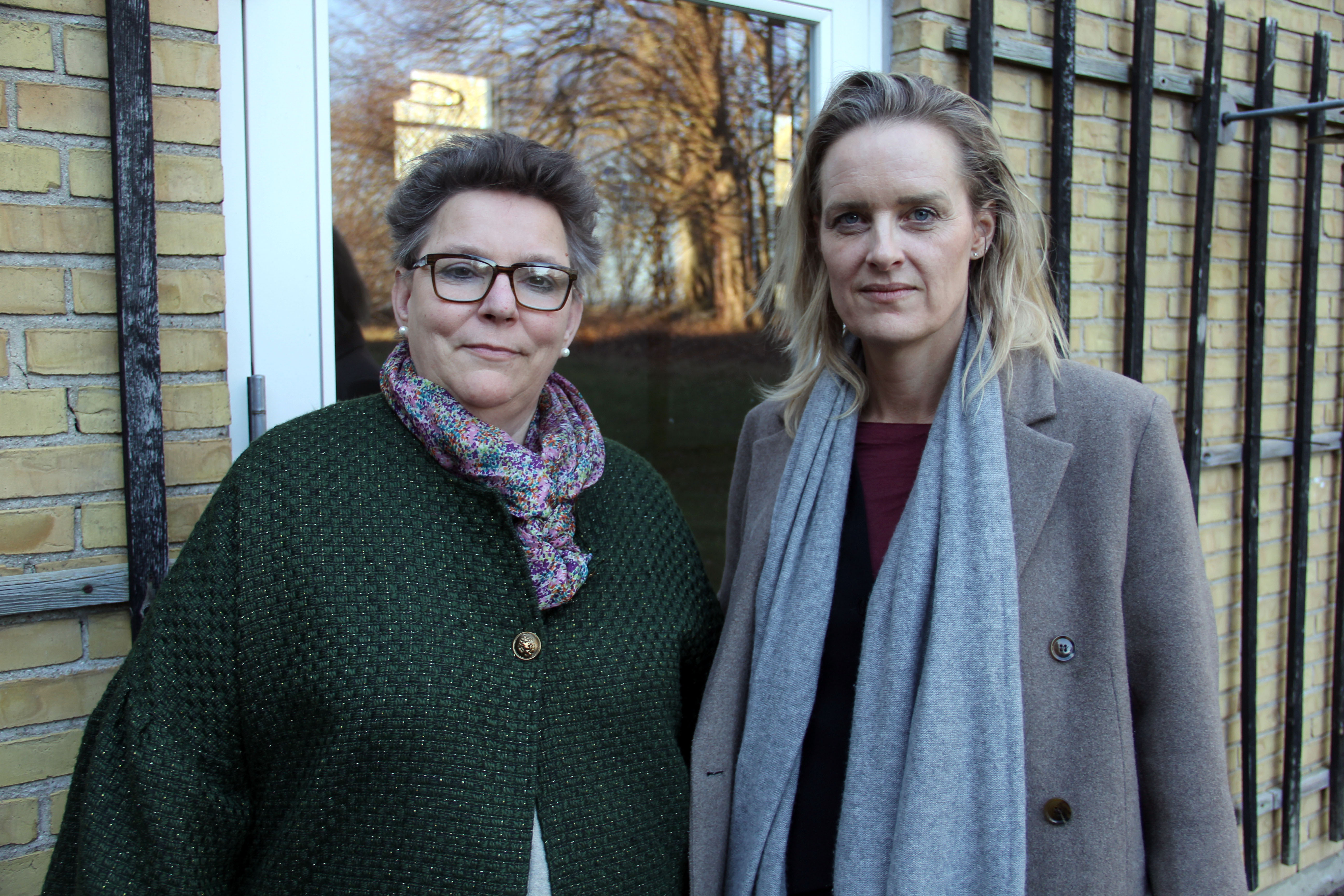 Rudersdals borgmester Ann Sofie Orth (tv.) er stærkt bekymret over, at Rudersdal ikke længere har meningsfulde indkvarteringsmuligheder til de ukrainere, der kommer til kommunen. Trine Bjørn, der er kommunens konsulent på Ukraine-indsatsen, deler hendes bekymring. Og gruer for, at der lige om lidt bliver stuvet 15 unge mænd ind på den gymnastiksal, de her står udenfor.