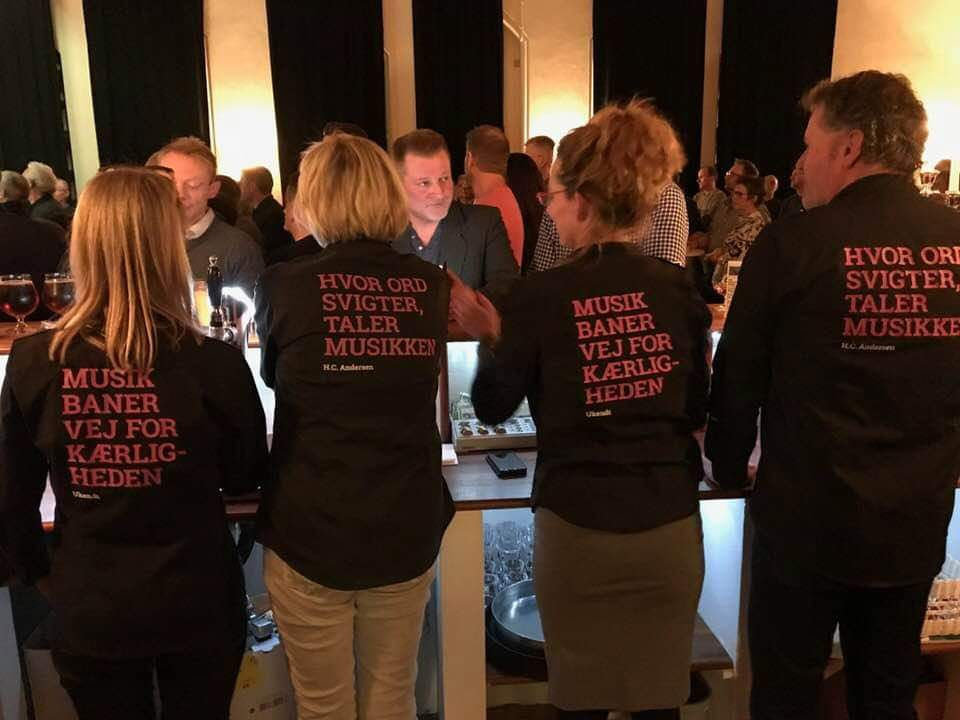 Der er rift om at blive en af de frivillige foran og bag baren i Kulturcafé Ludvig.