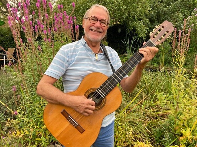 Thomas Kirkegaard, visesanger, troubadur og formand for Visens Venner i Hillerød underholder i Kulturelt pusterum.