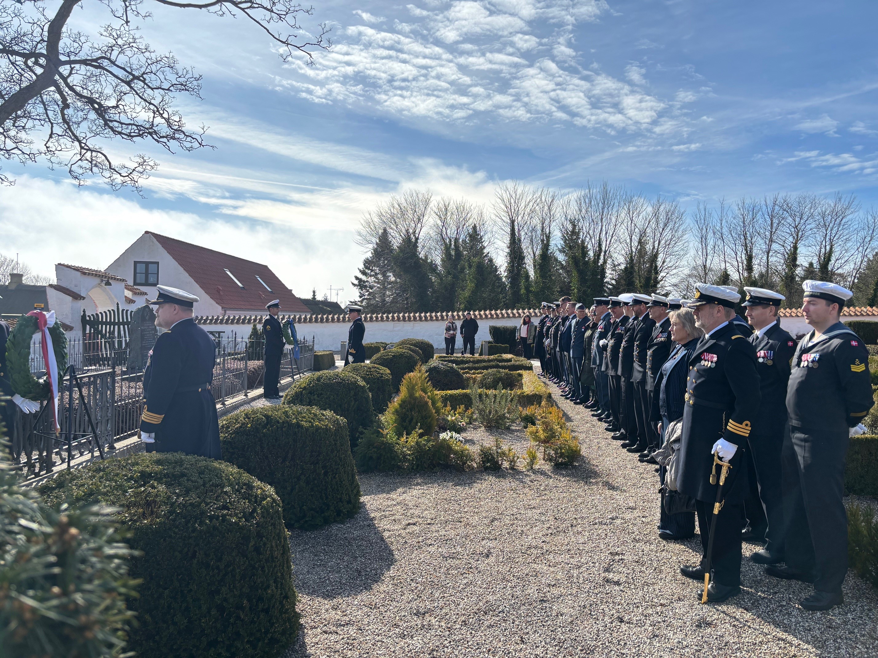 De faldne ved søslaget ud for Havnebyen på Odden i 1808 blev fredag mindet med kransenedlægning ved Odden Kirke.