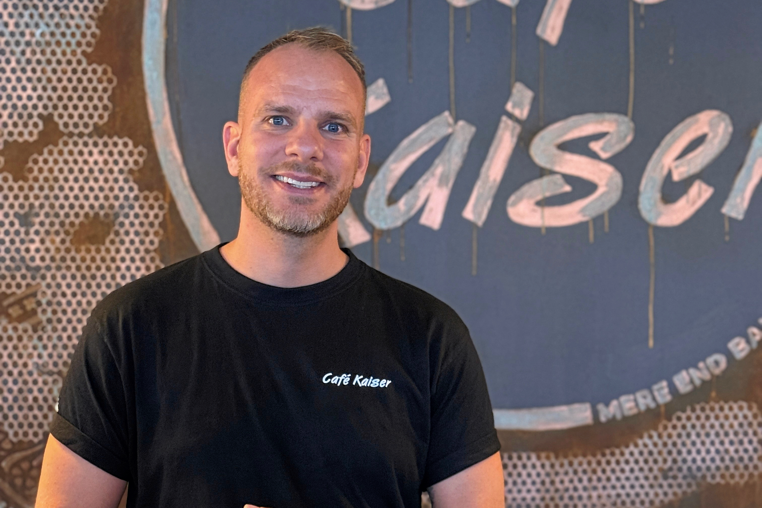 Christian Wittendorf Nielsen, ejer af Café Kaiser, glæder sig til at servere steg flæsk til kunderne og donorer hele omsætningen fra den 23., 24. og 25. marts til Danske Hospitalsklovne.