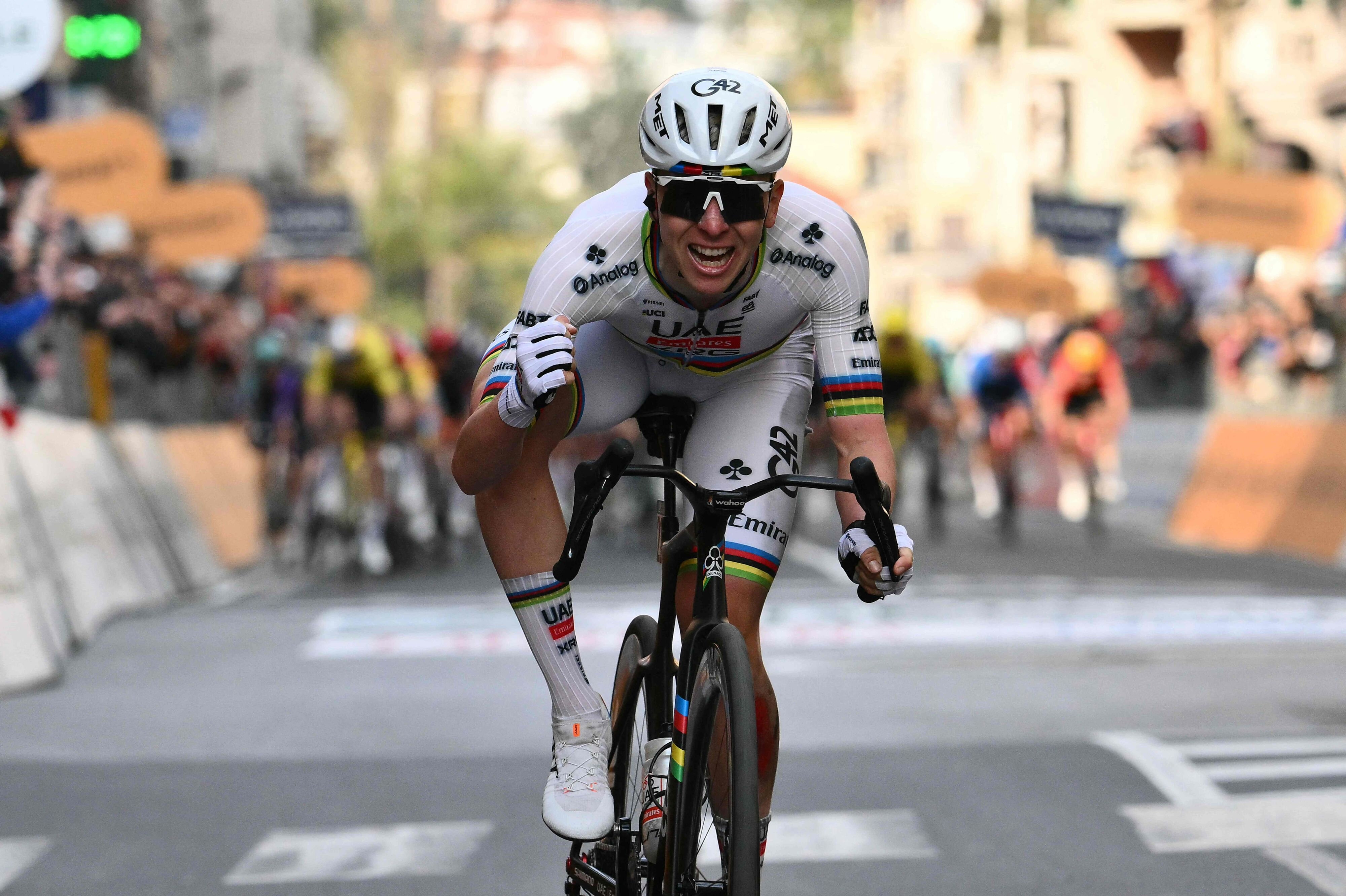 Tadej Pogacar vandt Milano-Sanremo efter en spurt mod Tom Pidcock.