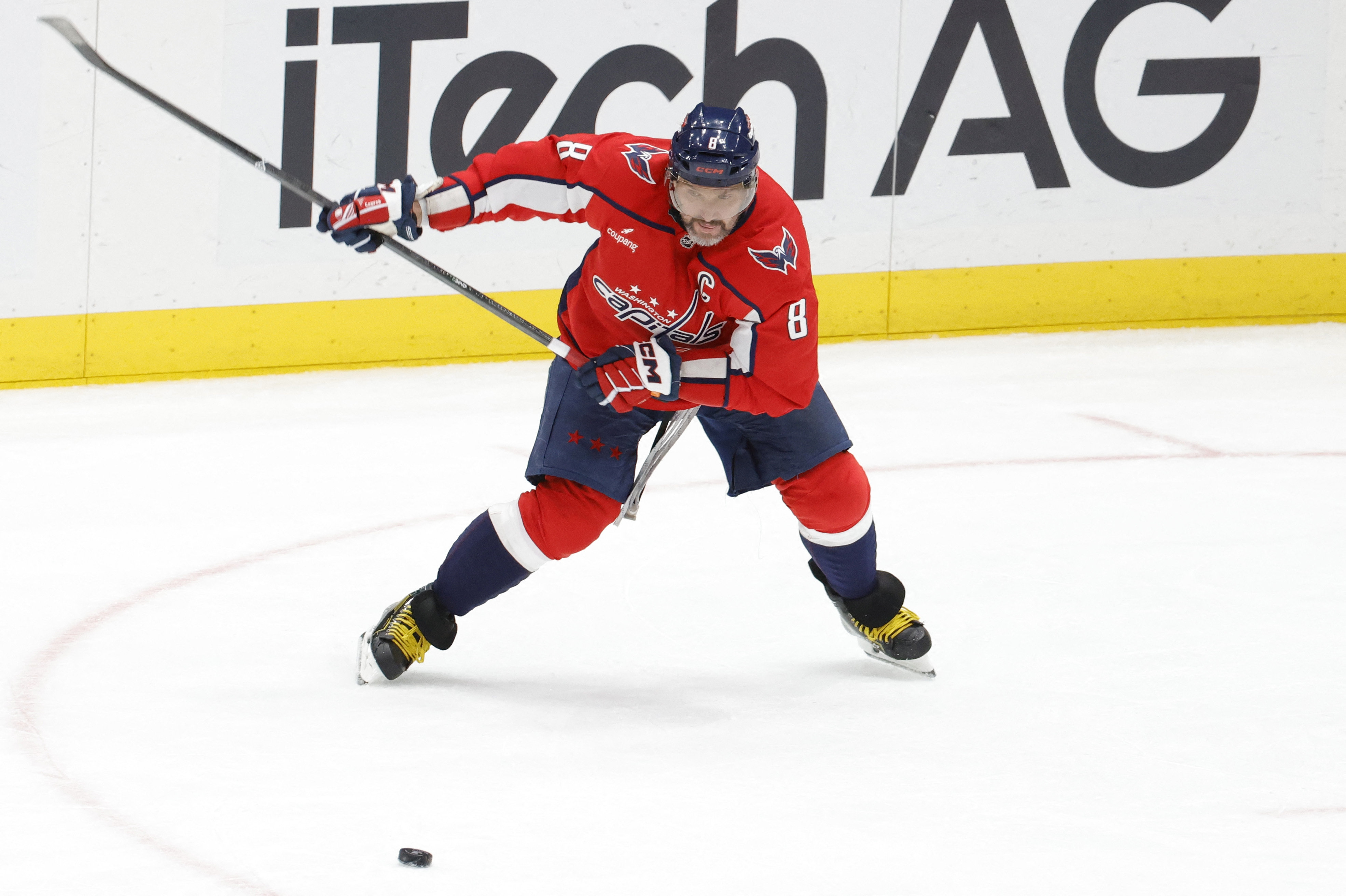 Området i cirklen til højre for modstandernes mål kaldes populært "Ovechkins kontor", da han har scoret en meget stor del af sine mål netop herfra.